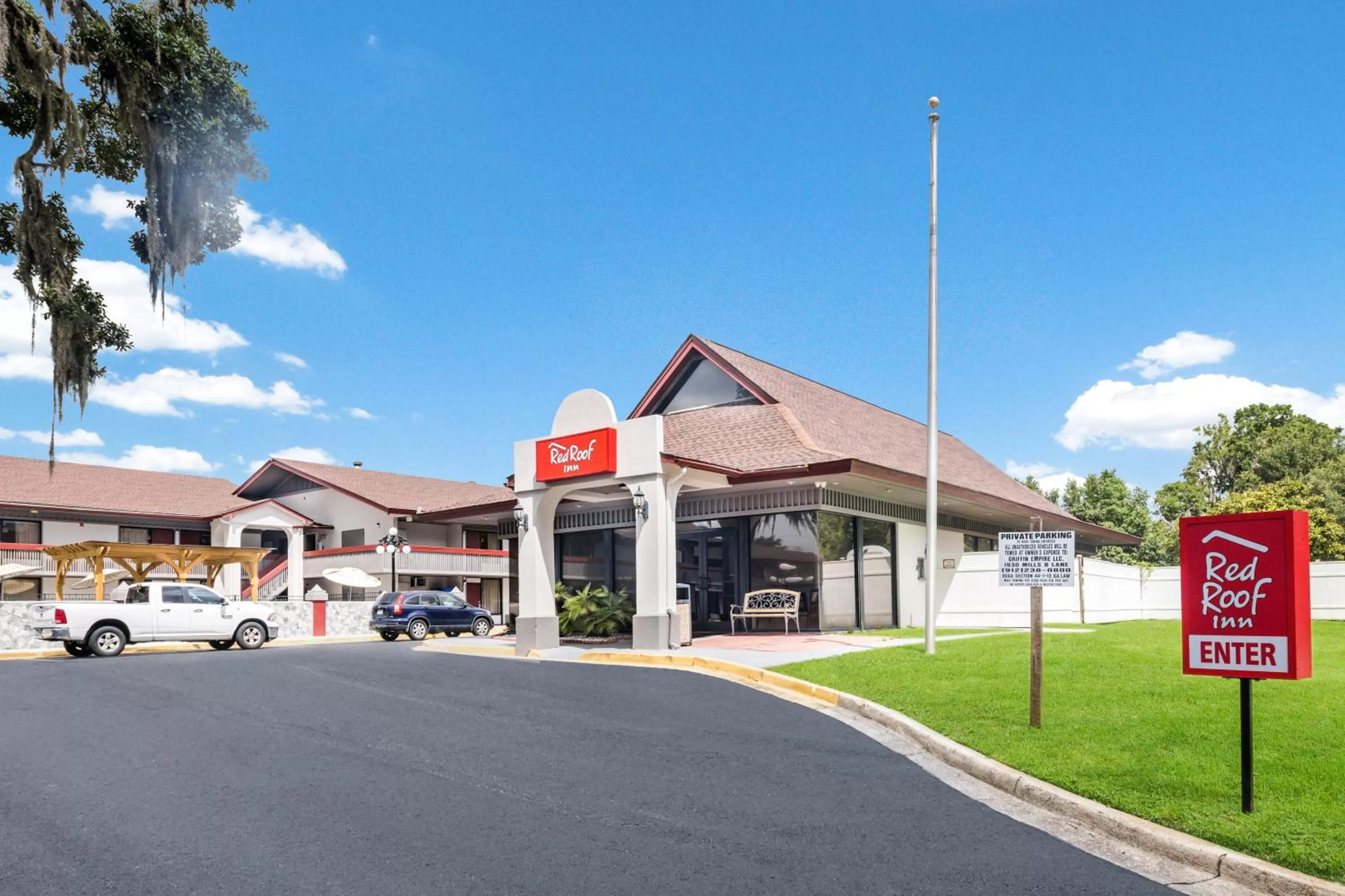 Property building in Red Roof Inn Savannah – Southside/Midtown