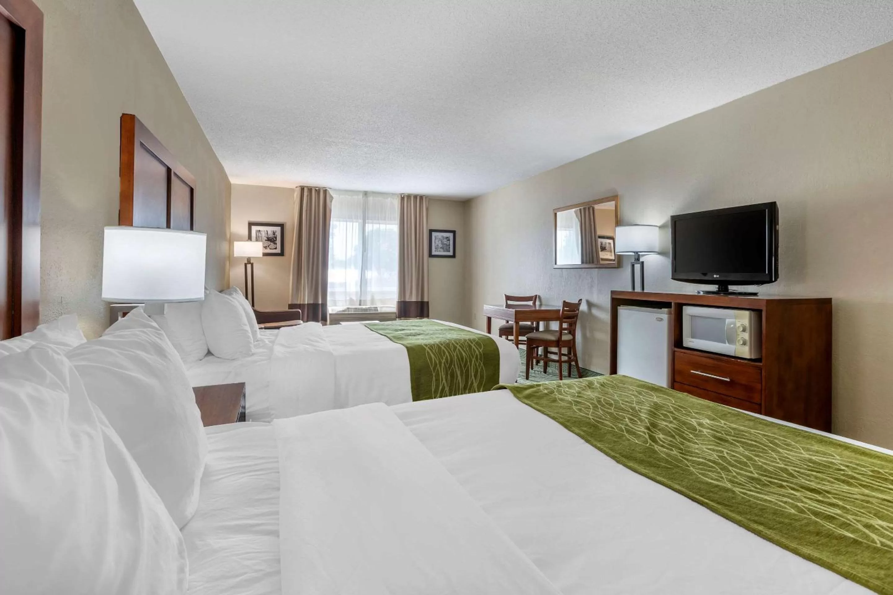 Photo of the whole room, Bed in Comfort Inn Muscatine near Hwy 61
