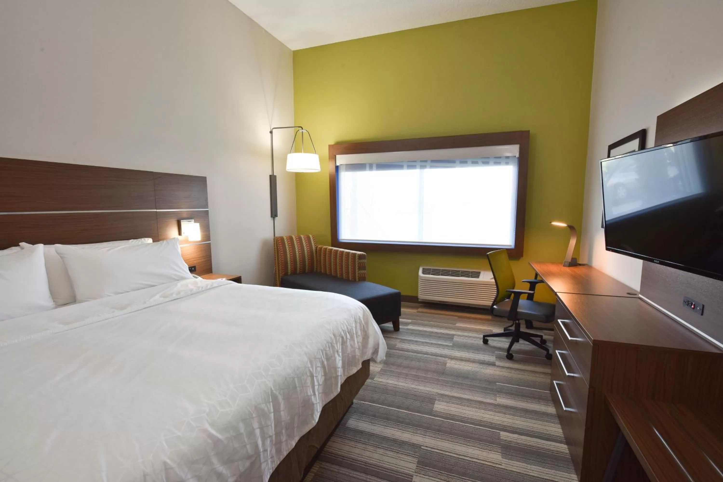 Photo of the whole room, Bed in Holiday Inn Express & Suites - Orlando - Southeast by IHG