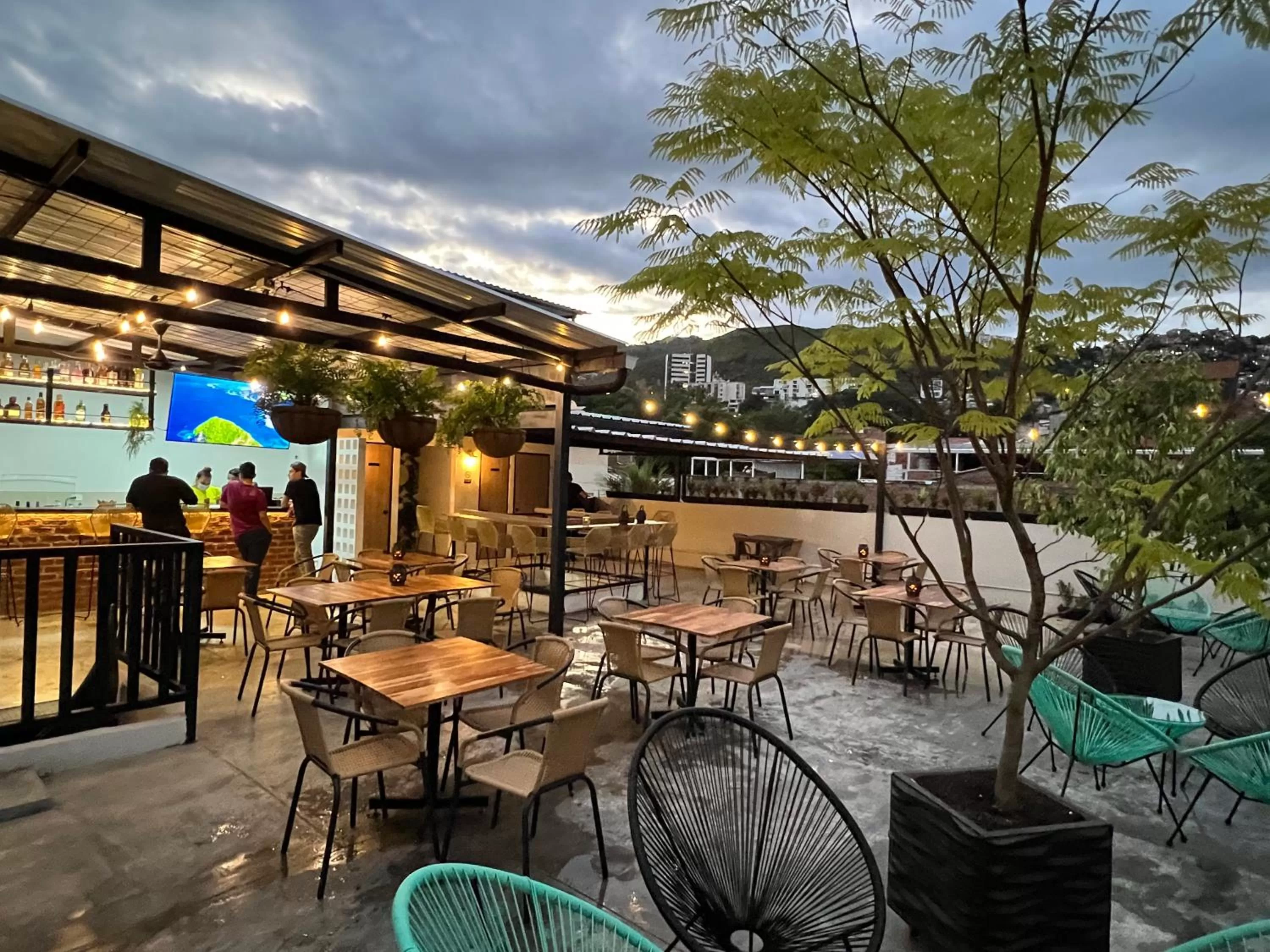 Restaurant/places to eat in HOTEL 9.5 SAN FERNANDO