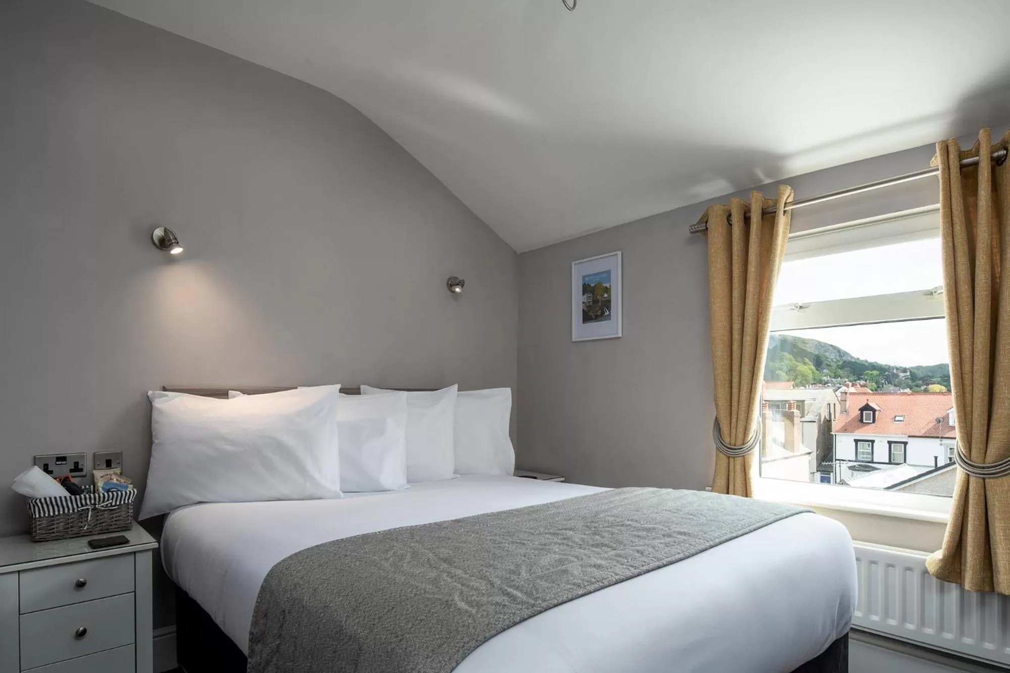 Bedroom, Bed in Pebble House