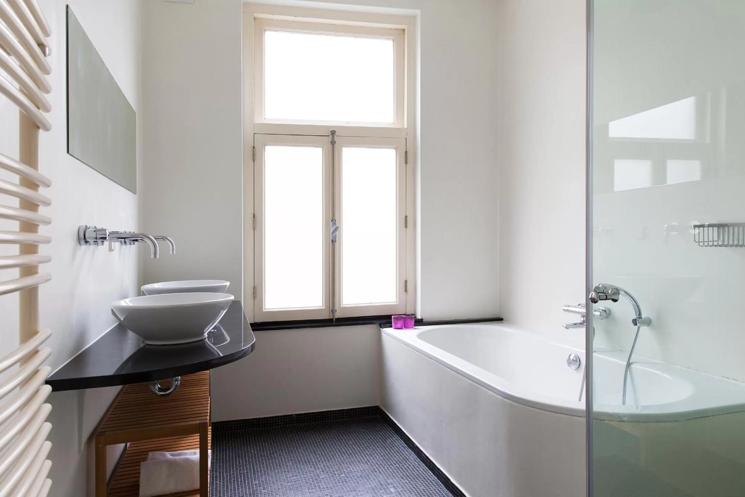 Bathroom in Marnix Modern: Supercentral 8P