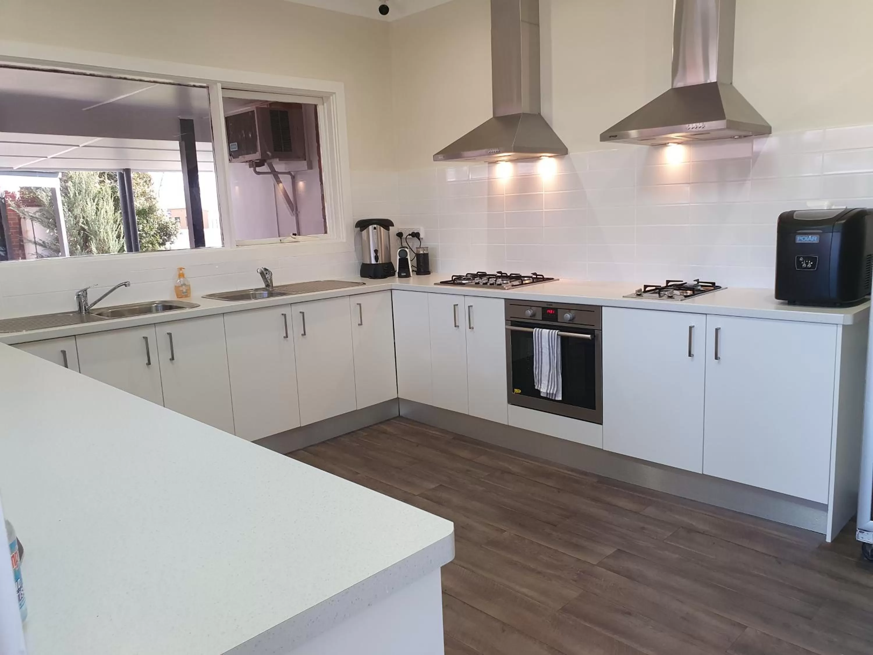 Communal kitchen in Black Sheep Motel Goulburn