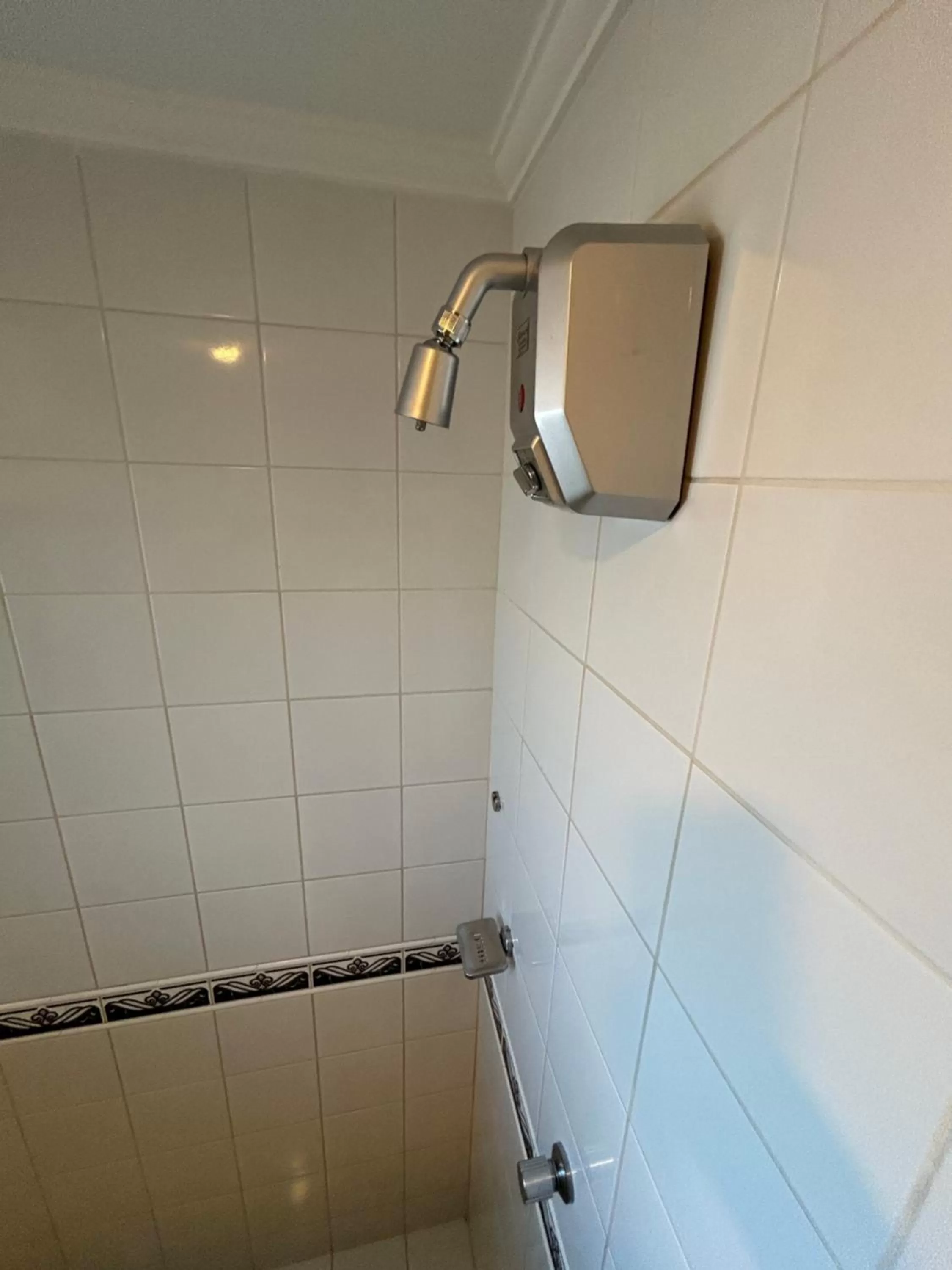 Shower in Golfinhos Apart Hotel