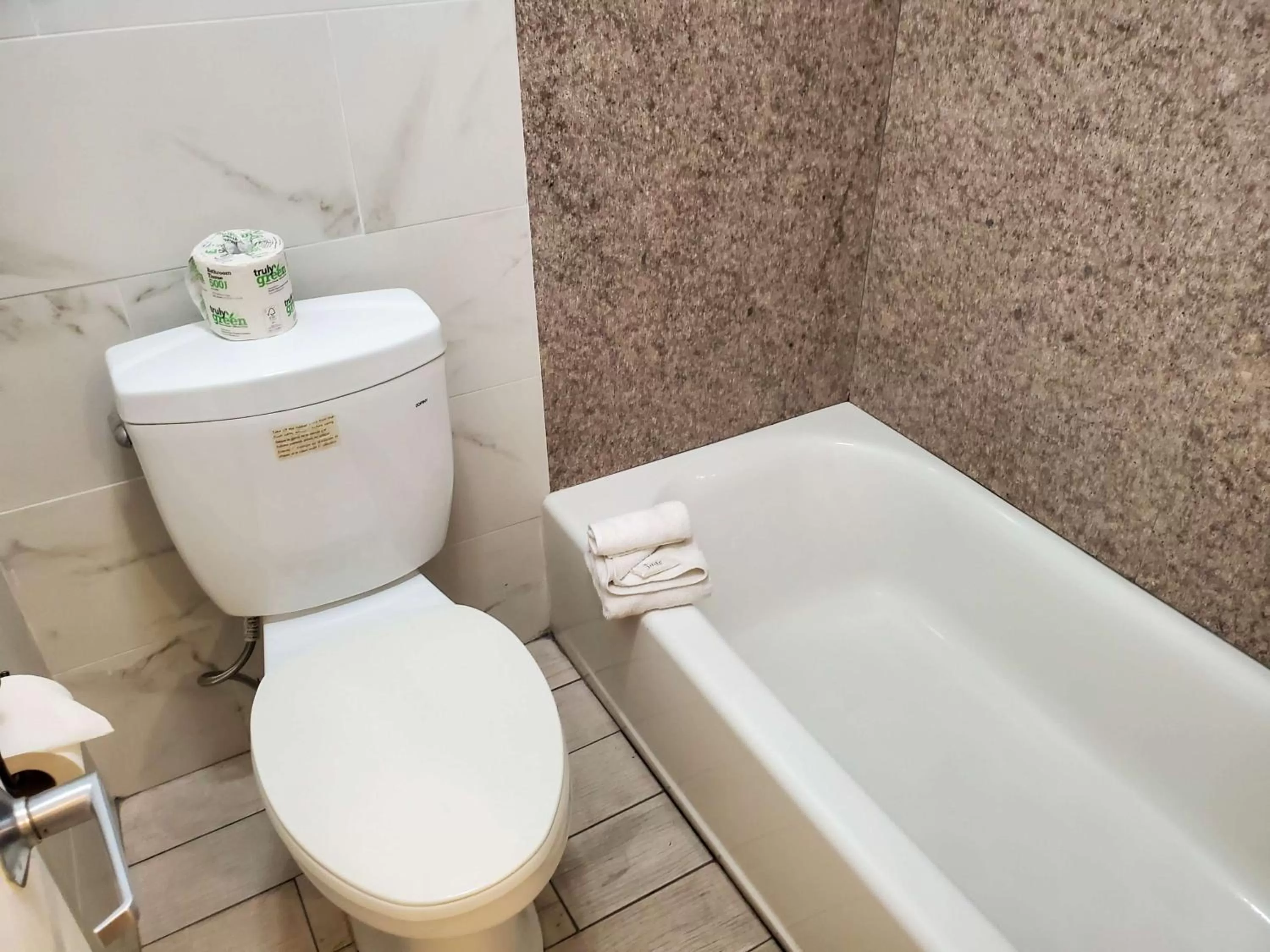 Photo of the whole room in Studio 6-National City, CA - Naval Base San Diego