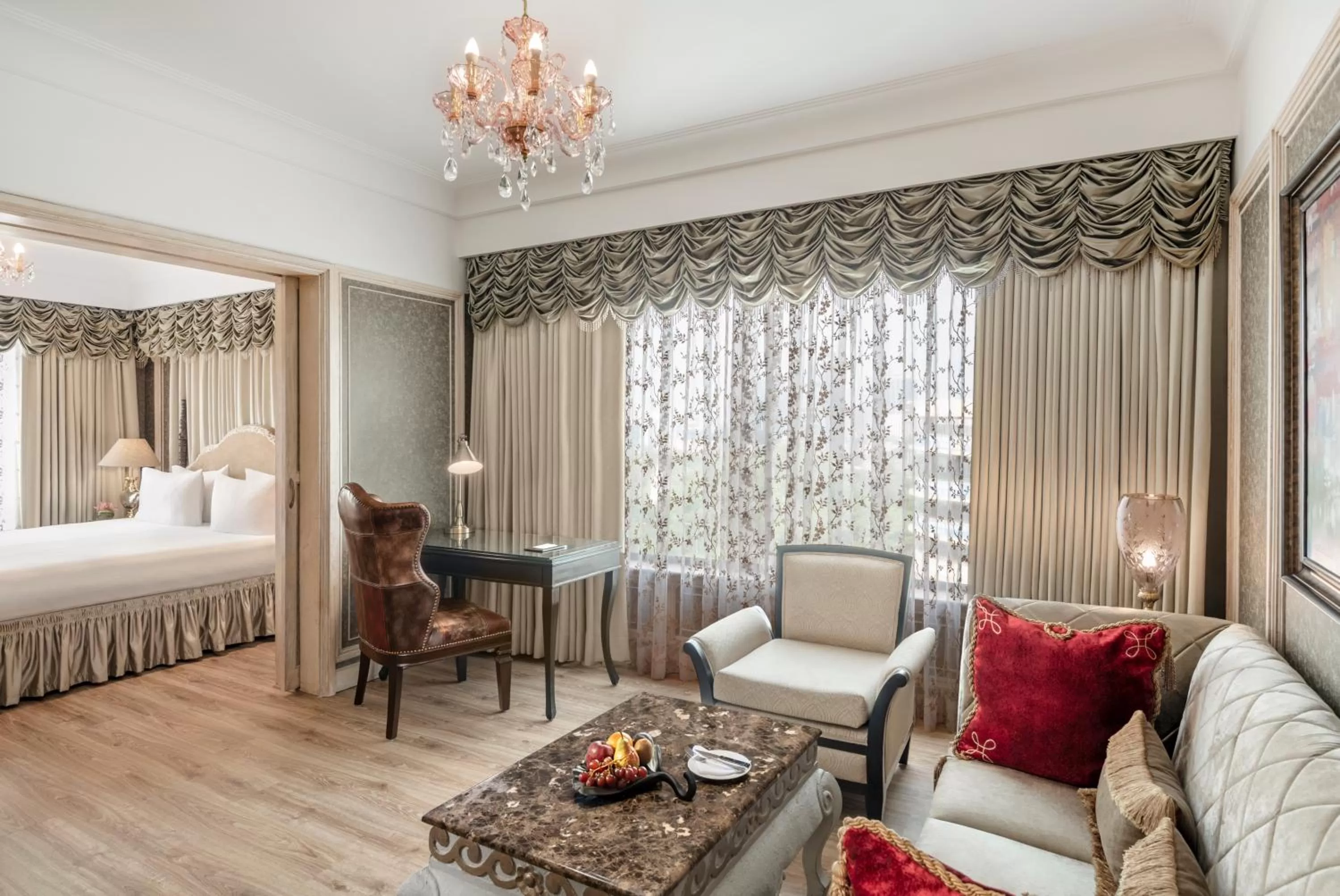 Living room, Bed in Radisson Blu MBD Hotel Noida