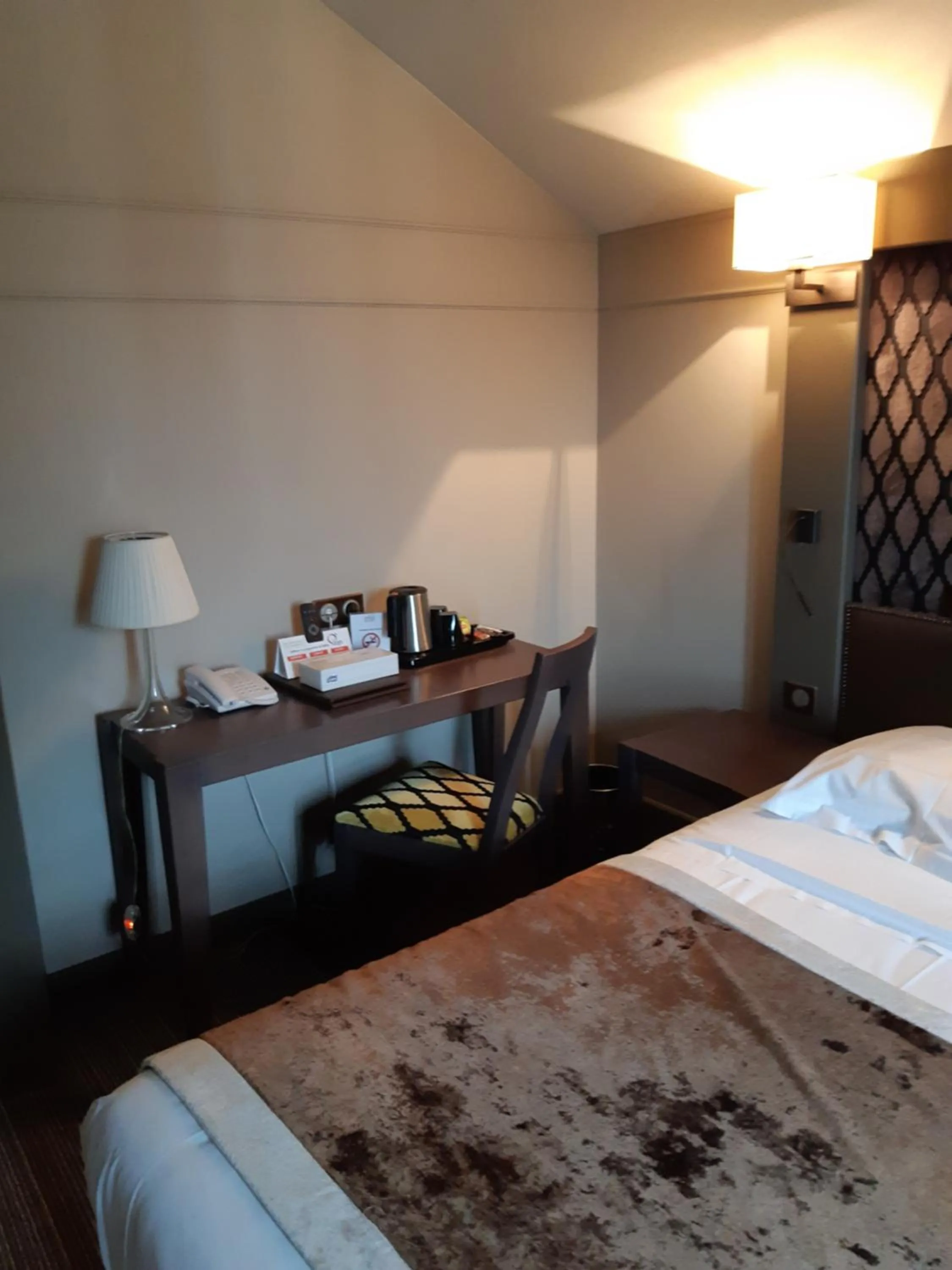 City view, Bed in Logis Auberge Saint Simond