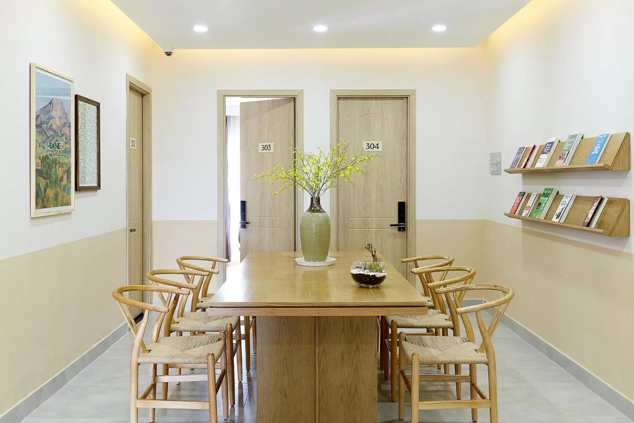 Communal lounge/ TV room in Larimar Villas Cô Giang