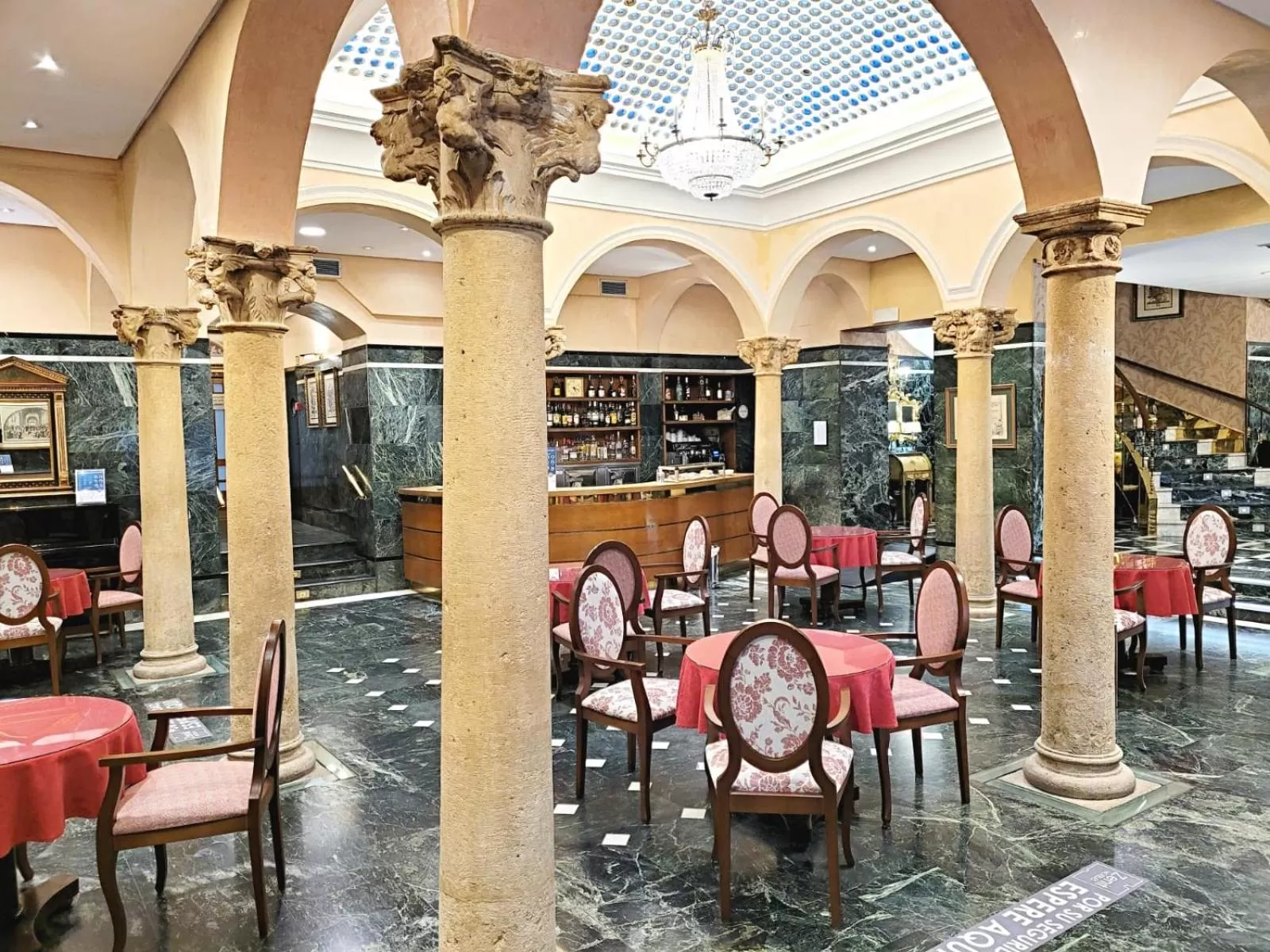 Restaurant/places to eat in Hotel Imperial