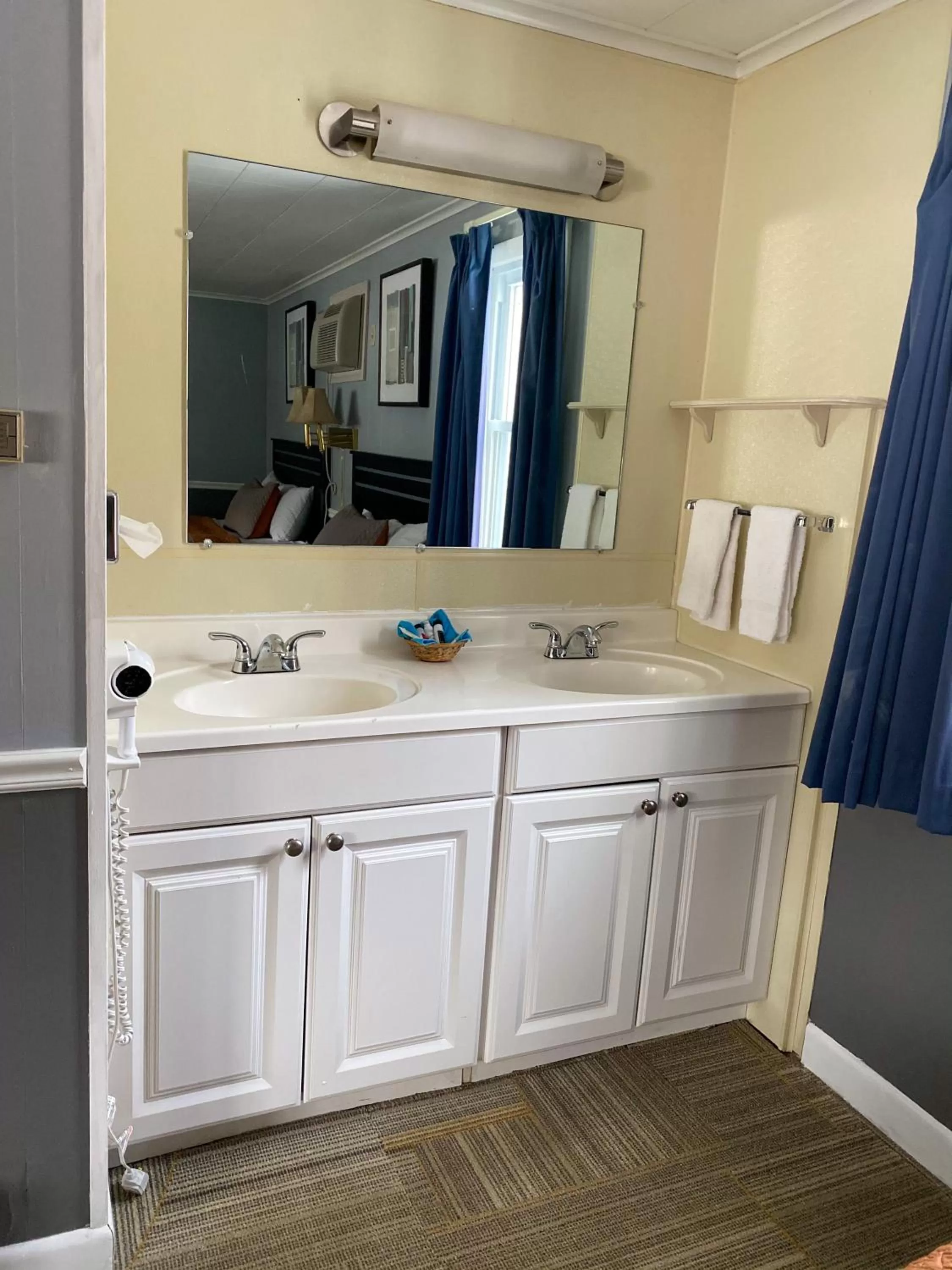 Queen Room with Two Queen Beds - Non-Smoking in Travelodge by Wyndham Lincoln Near White Mountain