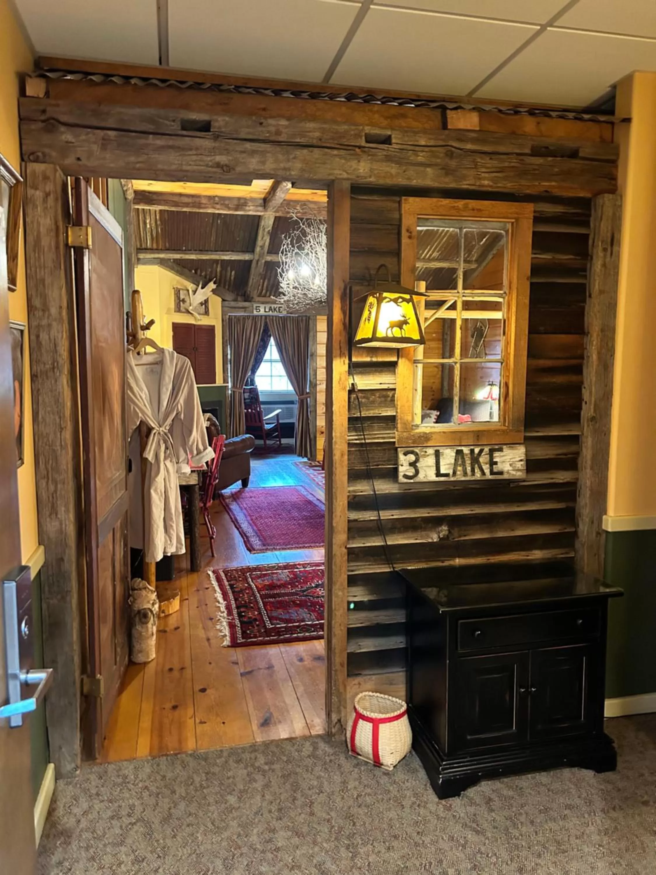 Photo of the whole room, Bed in The Common Man Inn, Spa & Lodge