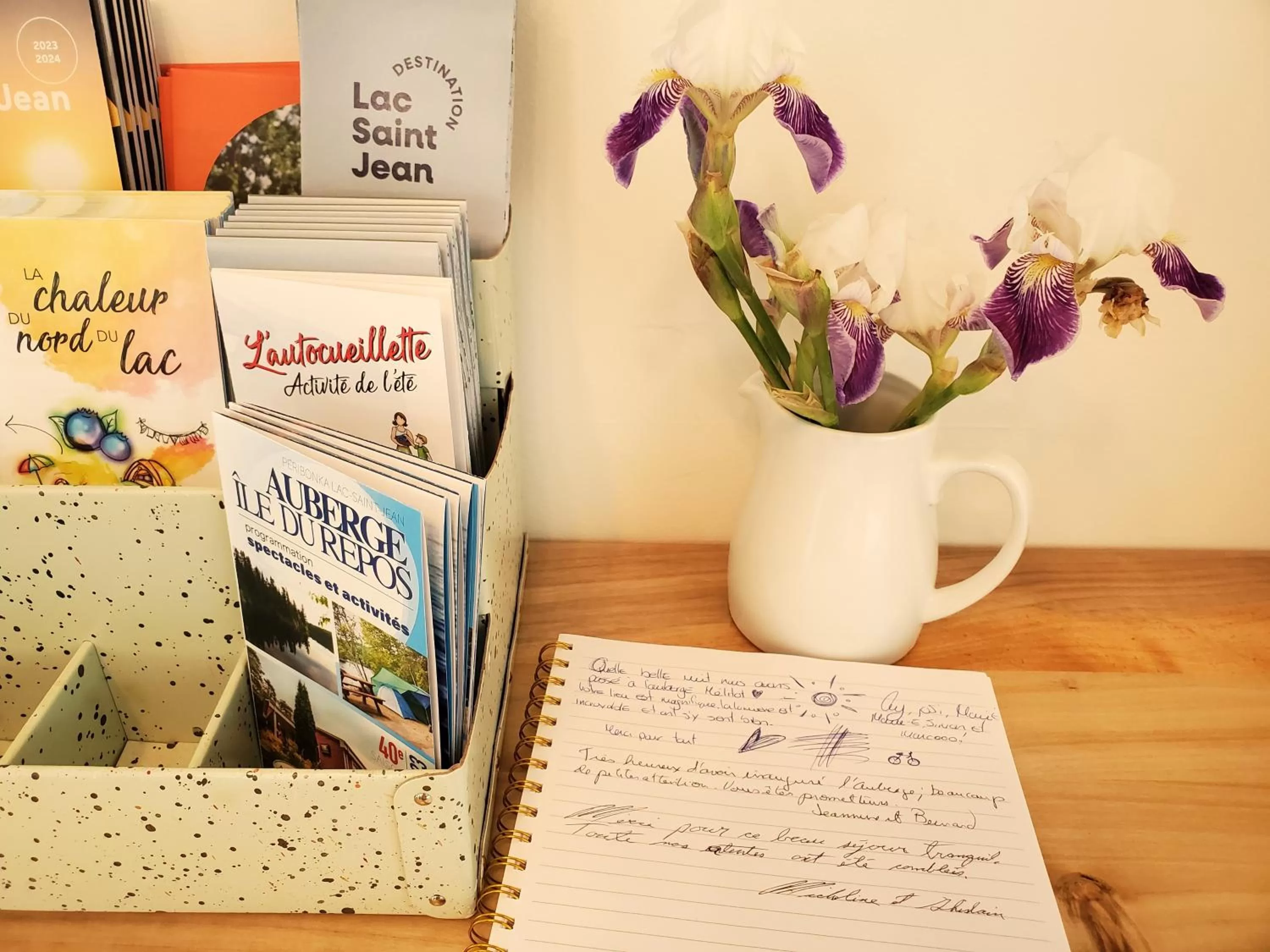 Communal lounge/ TV room in Auberge Mélilot