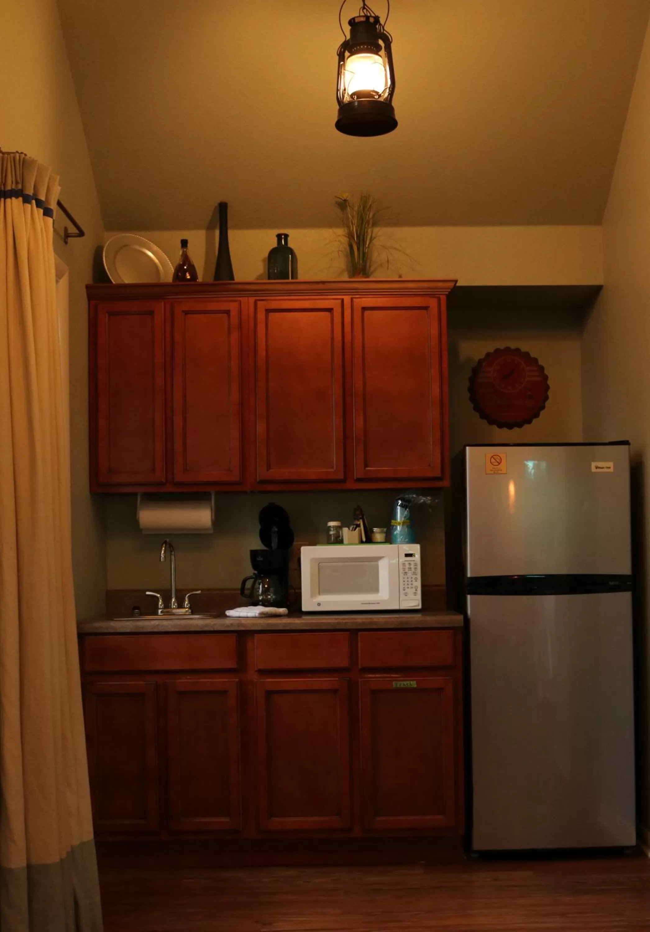 Coffee/tea facilities, Kitchen/Kitchenette in The Grand Treehouse Resort