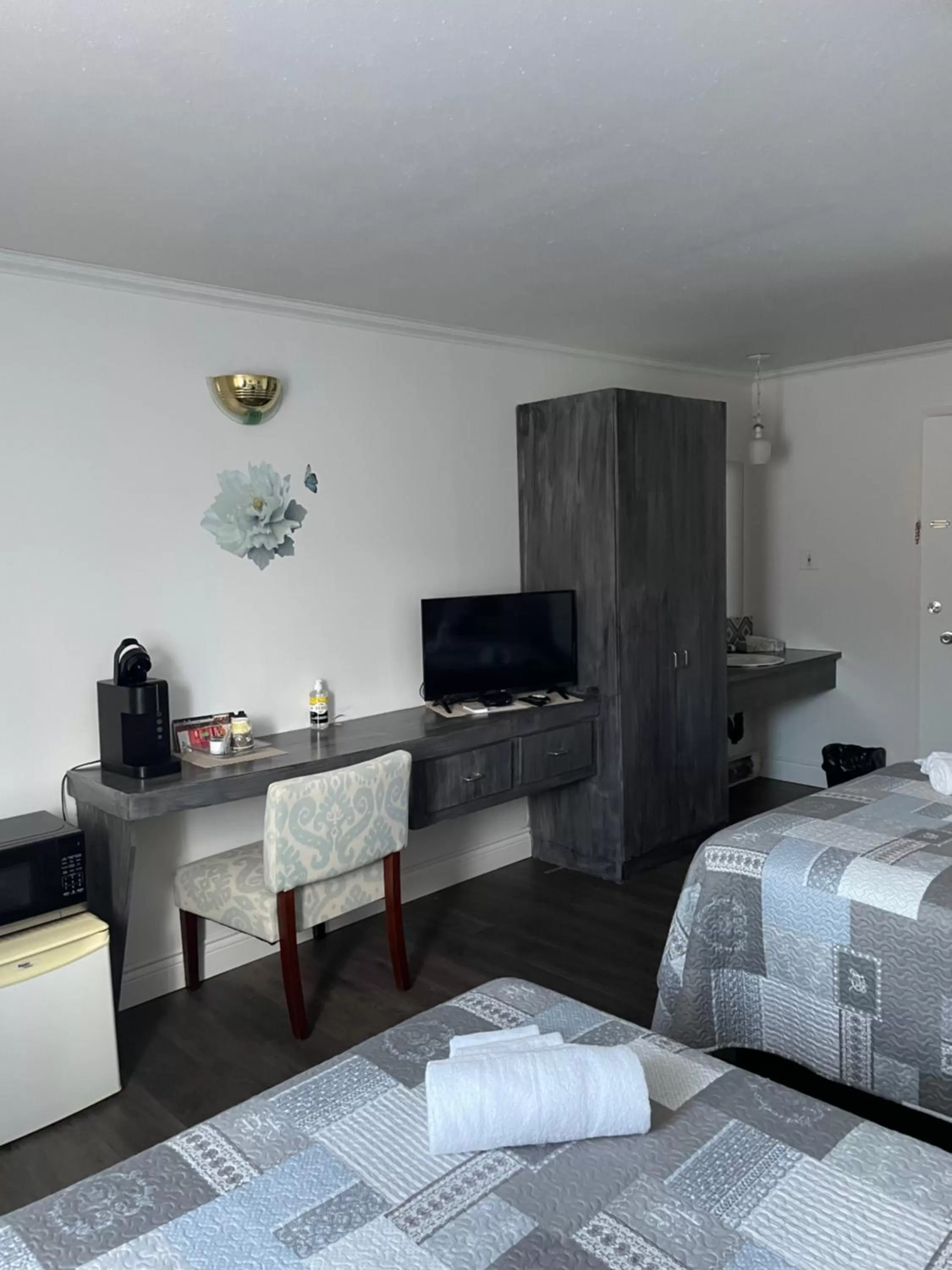 Photo of the whole room in Motel du rosier