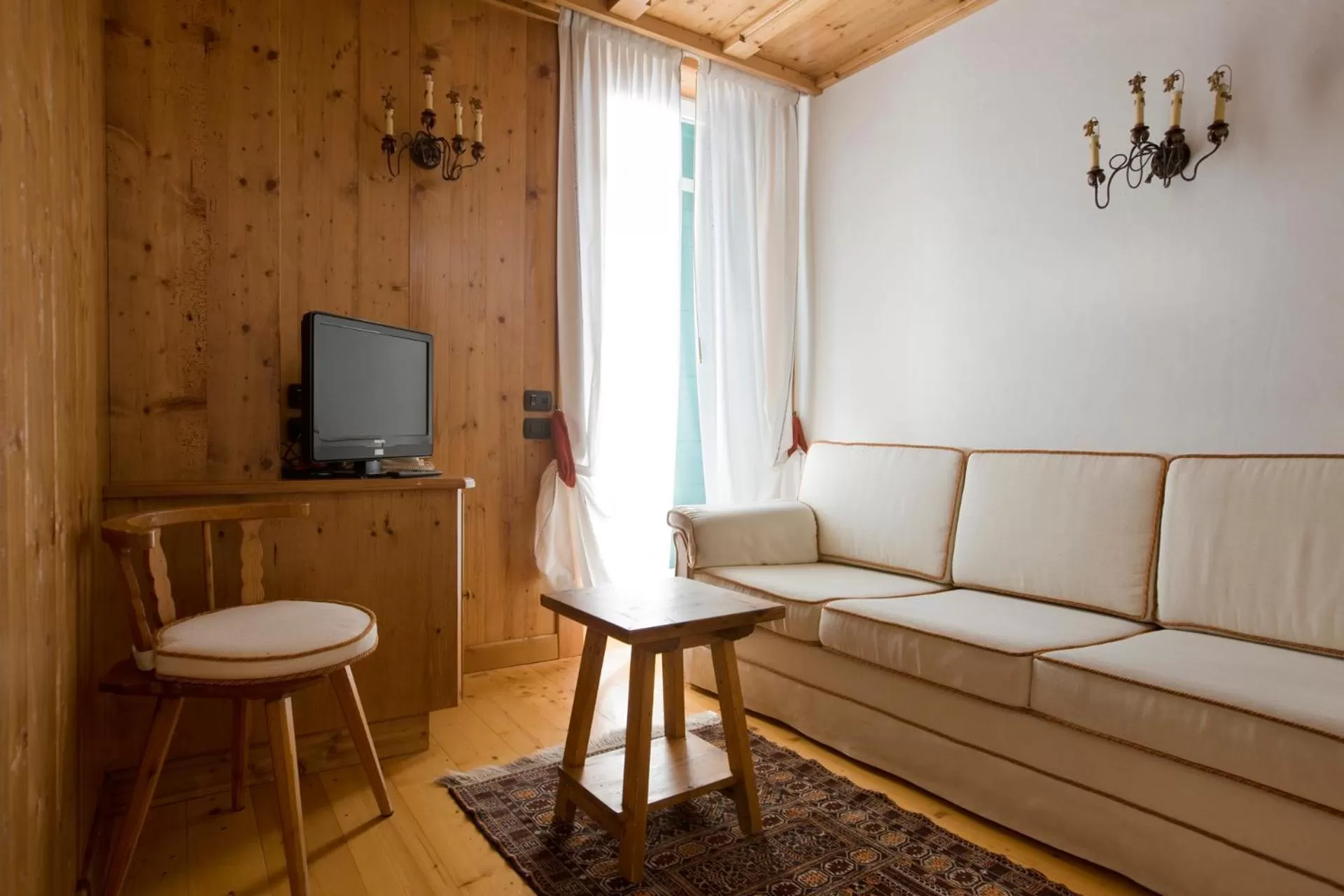 Seating area in Hotel Cortina