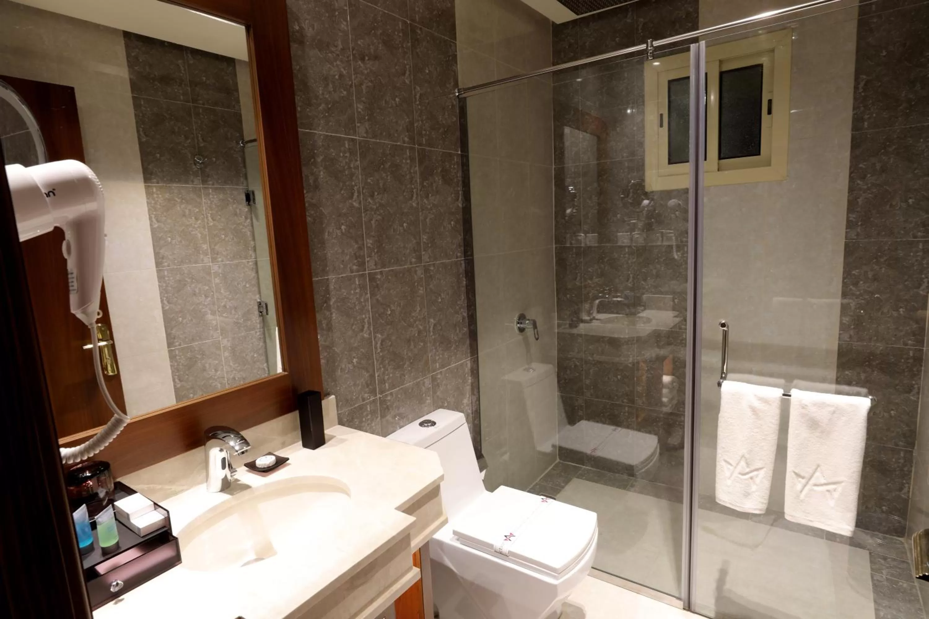 Shower in Al Malqa Elite Hotel