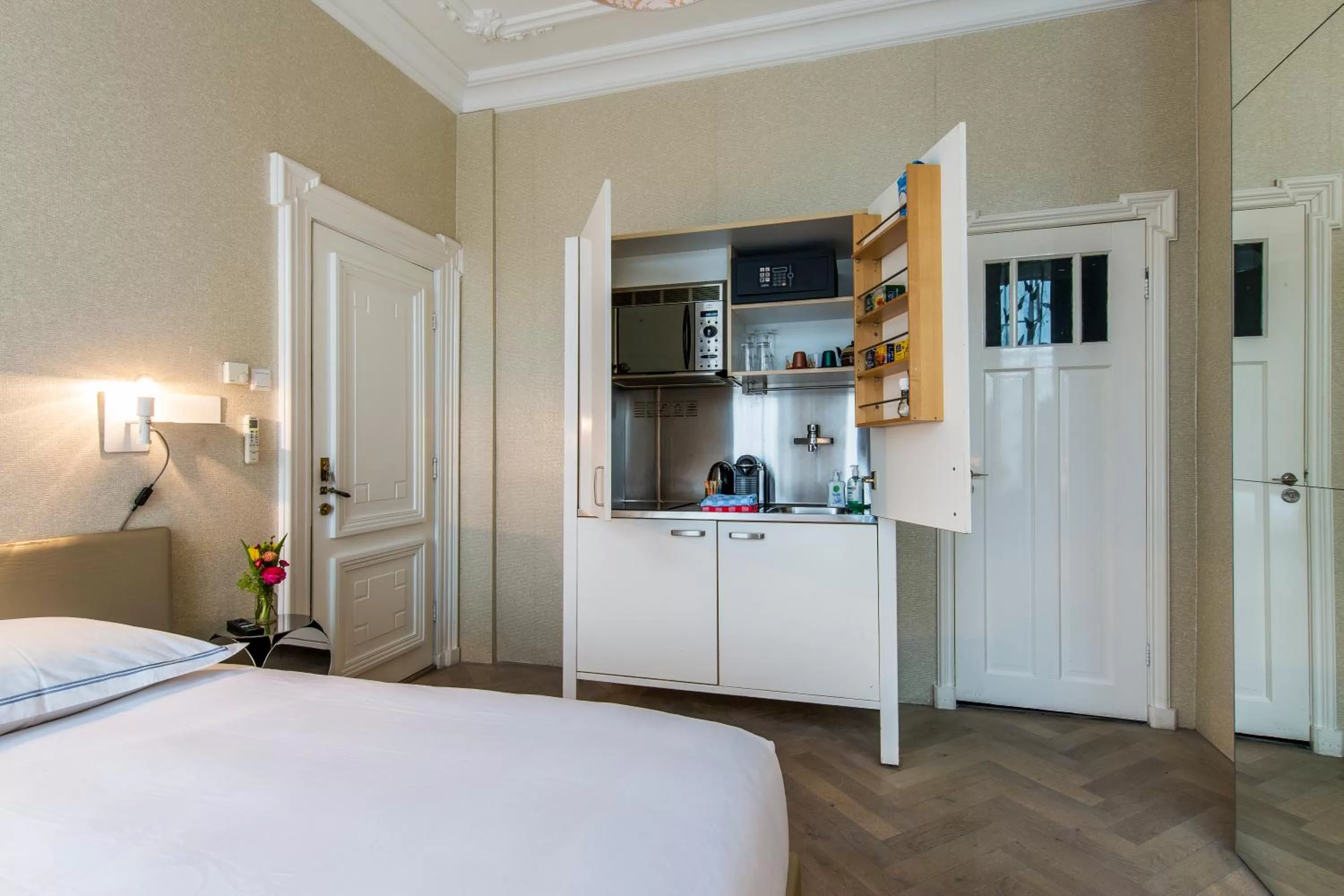 Kitchen or kitchenette, Bed in Amstel Corner Hotel