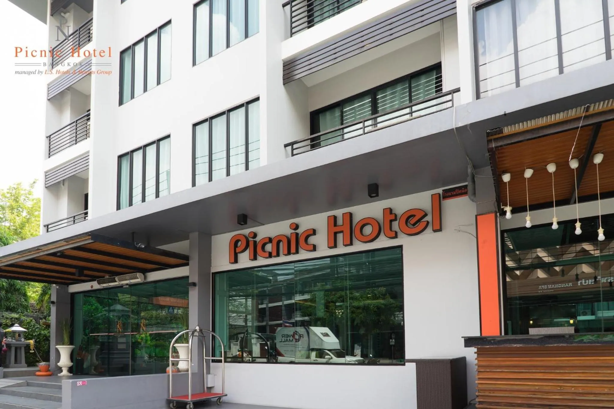 Facade/entrance in Picnic Hotel Bangkok - Rang Nam