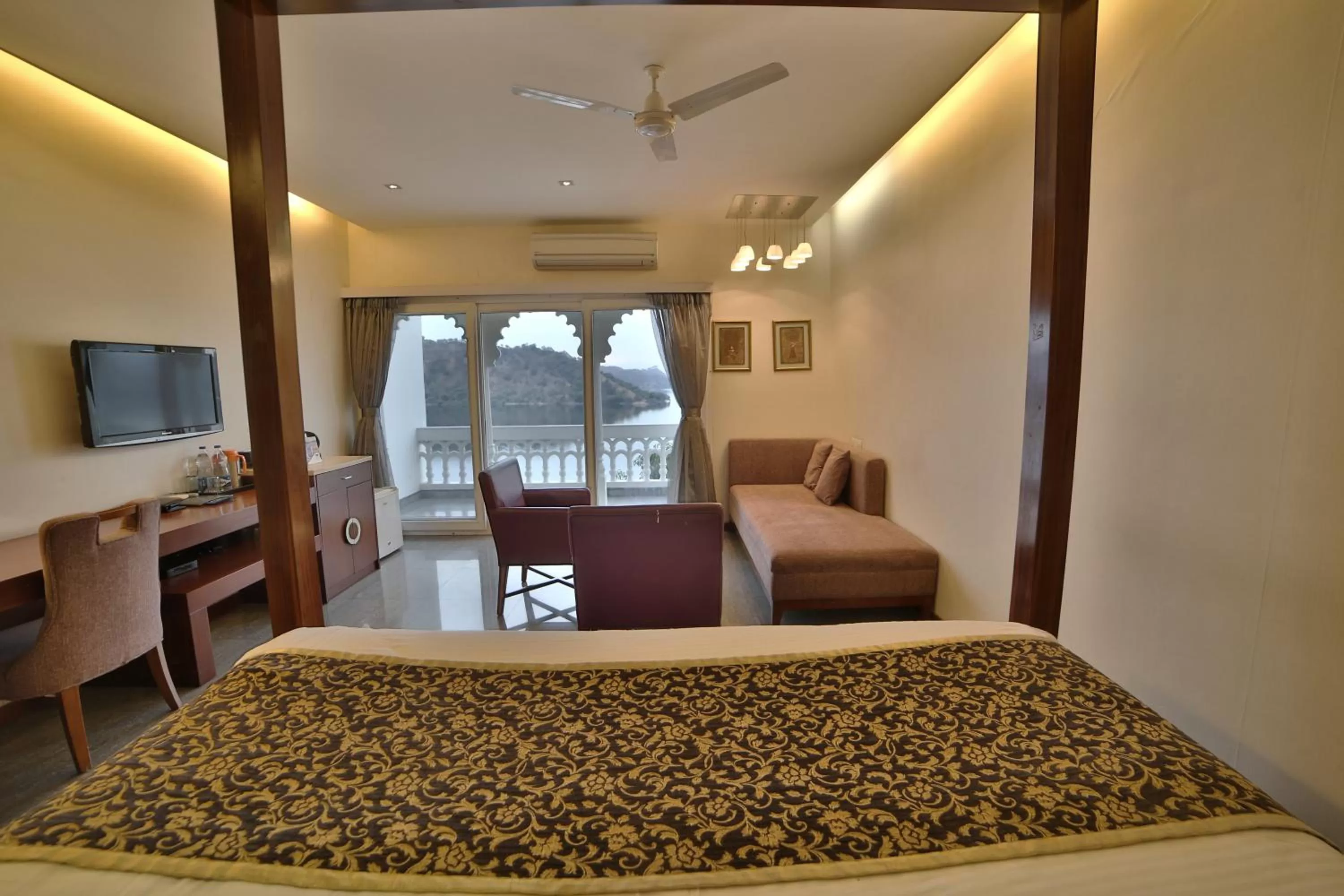 Bed in Jaisamand Island Resort