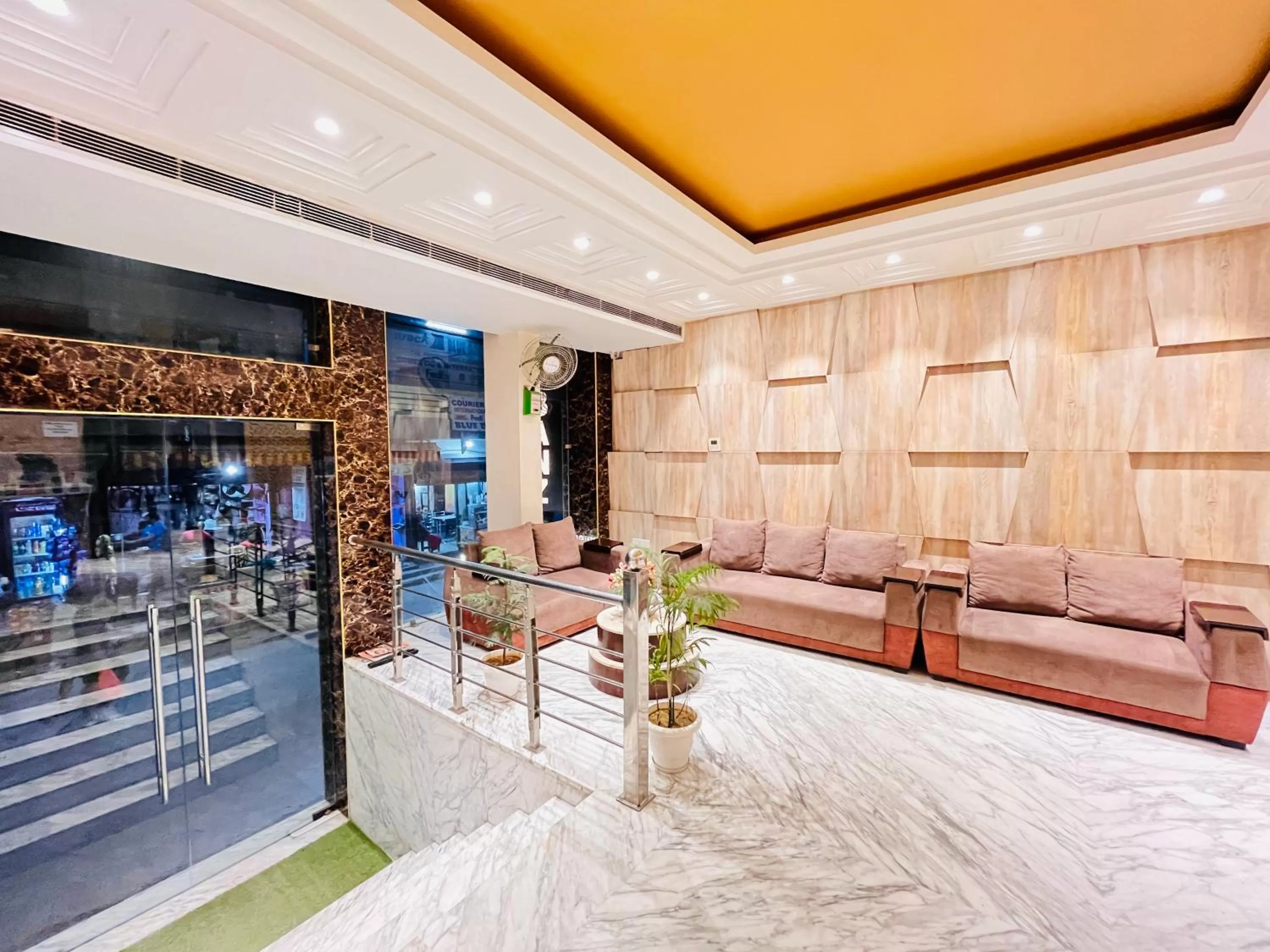 Facade/entrance in Hotel Banz near Delhi Airport