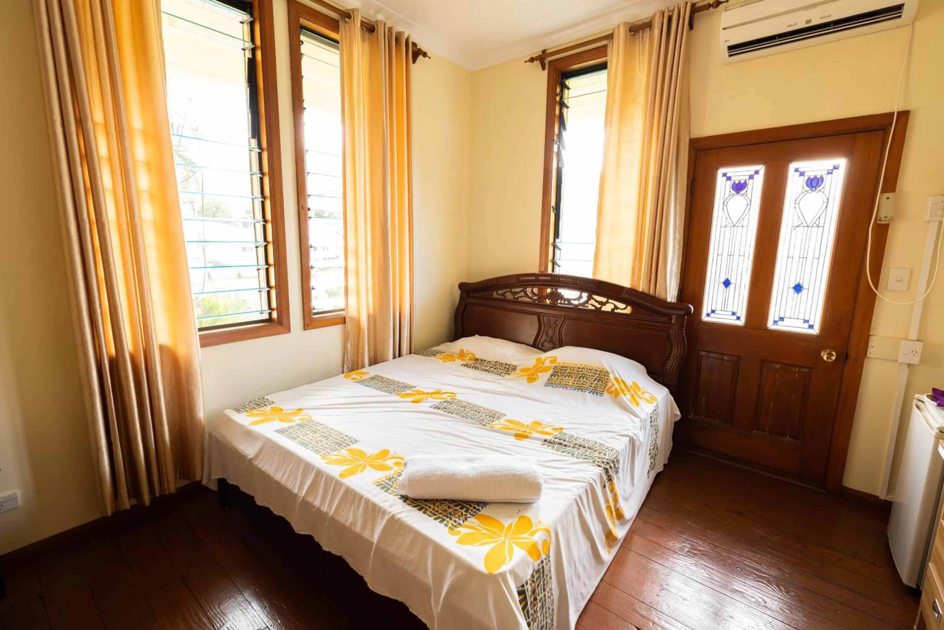 Photo of the whole room, Bed in Lynn's Getaway Hotel