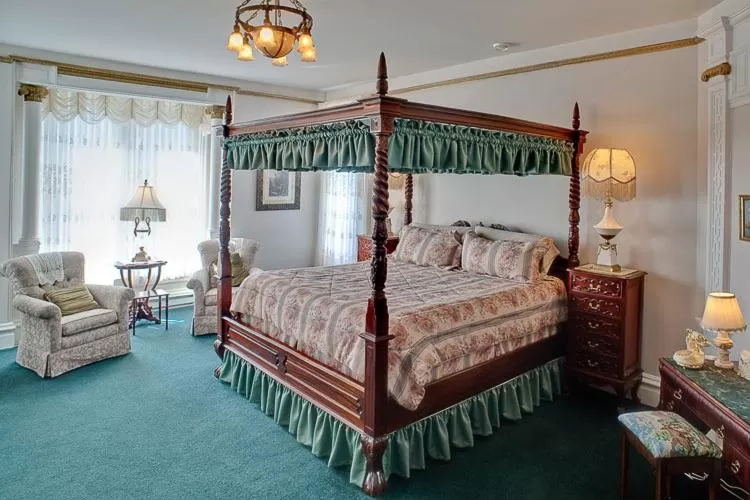 Bed in Amethyst Inn