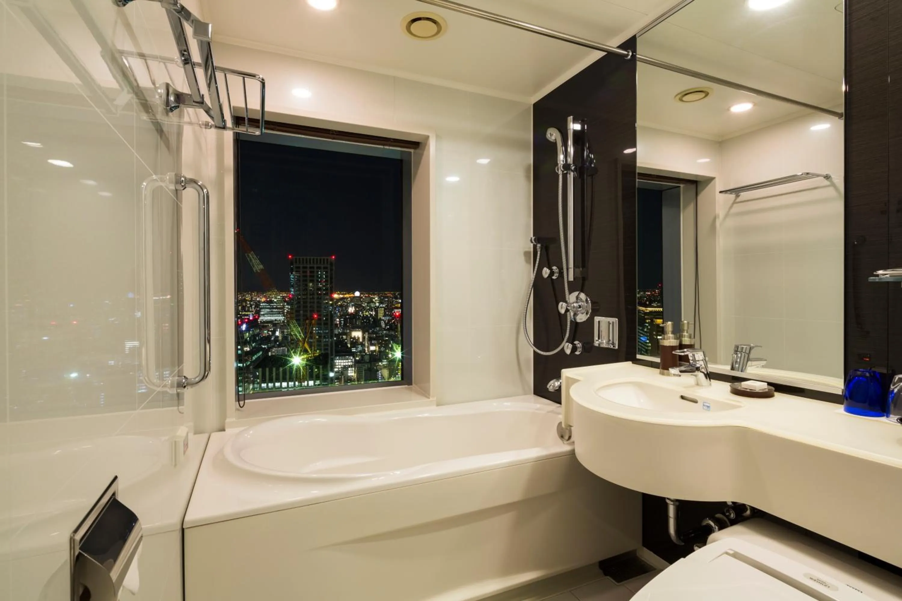 Shower in Hotel Metropolitan Tokyo Marunouchi