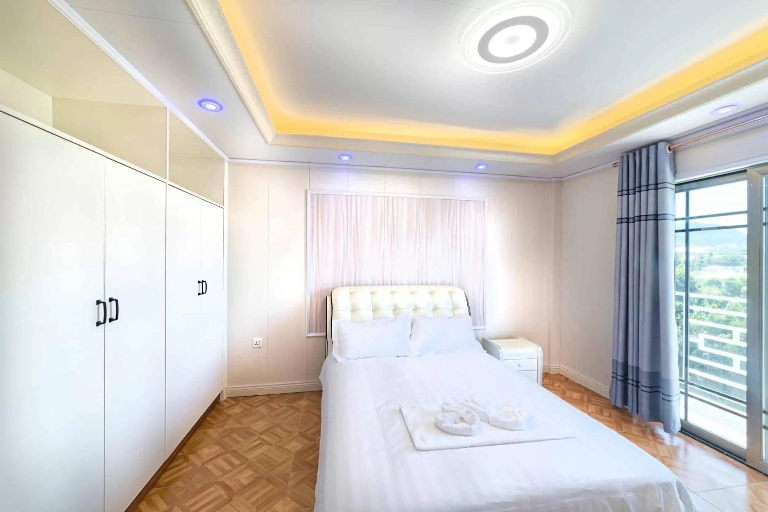 Bedroom, Bed in Riverside Hotel