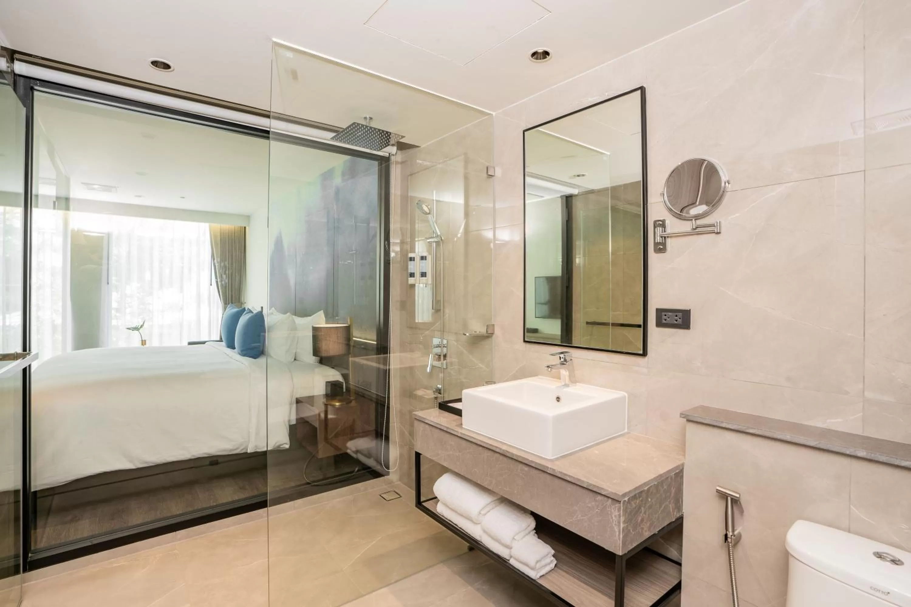 Bathroom, Bed in Best Western Plus Nexen Pattaya