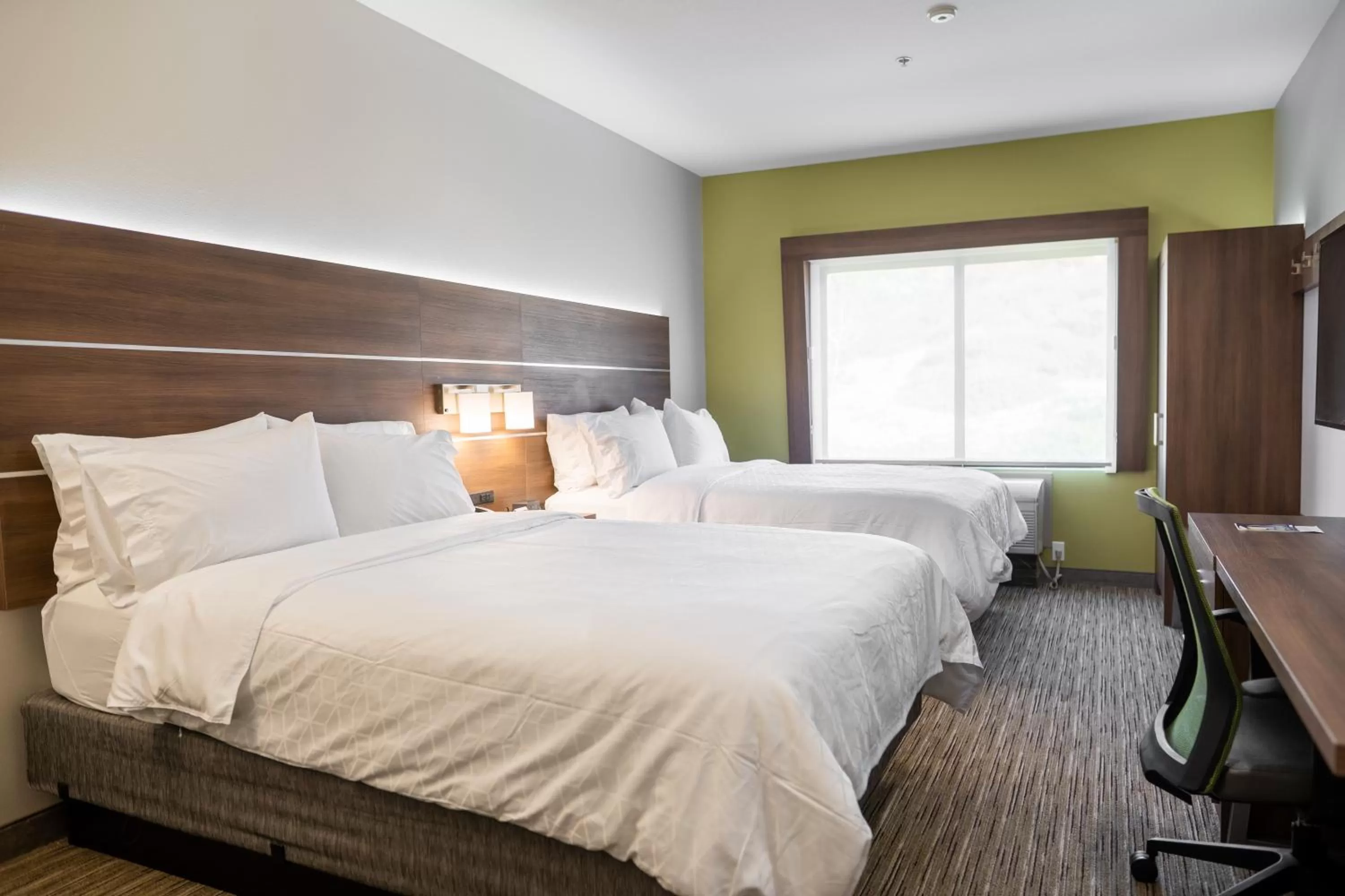 Photo of the whole room, Bed in Holiday Inn Express & Suites - Lake Forest by IHG