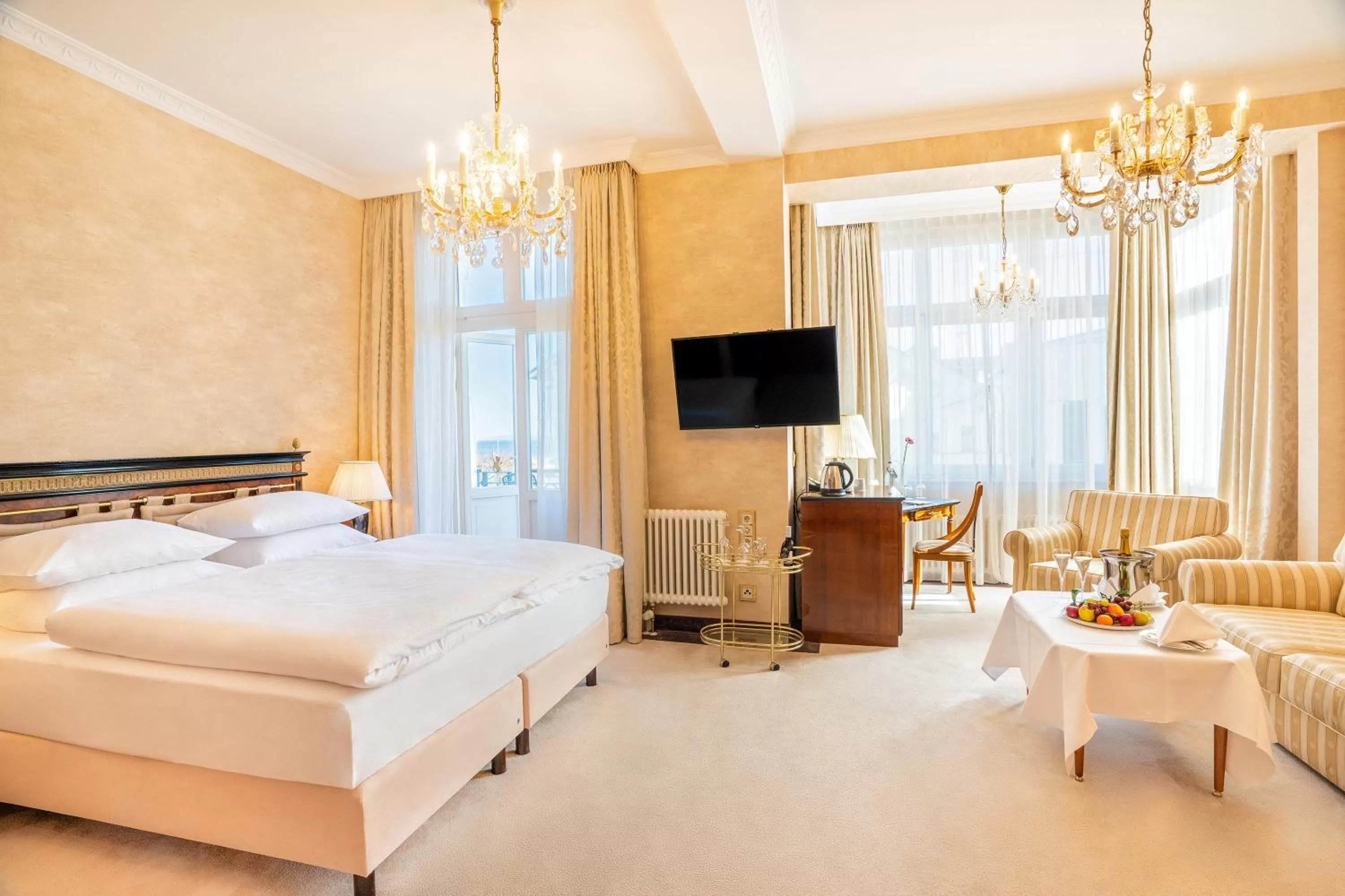 Photo of the whole room, Bed in SEETELHOTEL Ahlbecker Hof das elegante Traditionshotel & ruhiger Rückzugsort an der Ostsee