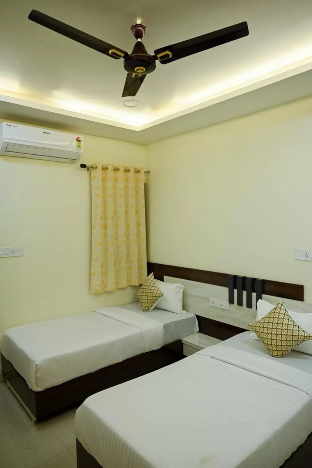 Photo of the whole room, Bed in Hotel Golden Bliss