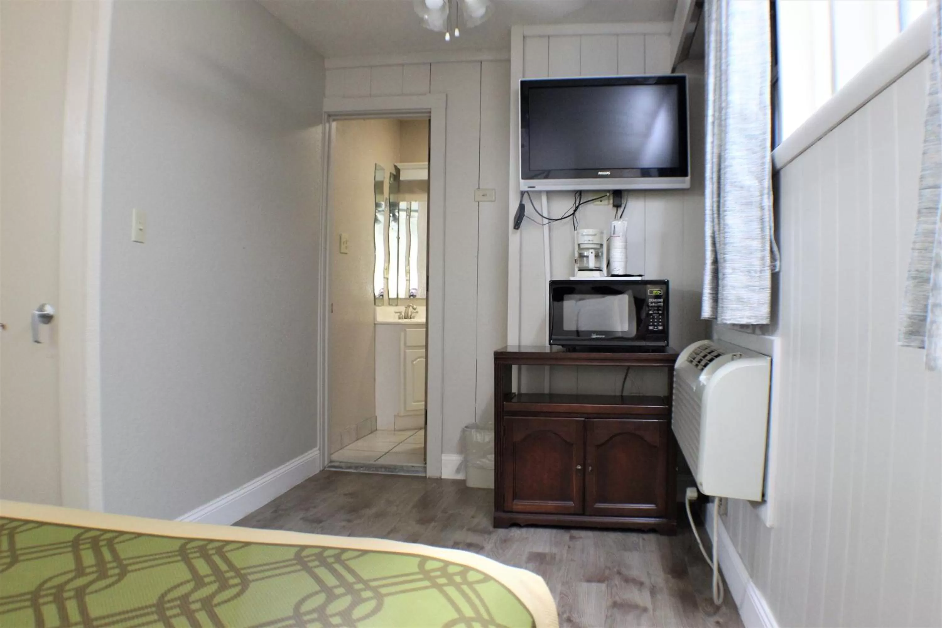 Photo of the whole room, Bed in Chalet Inn