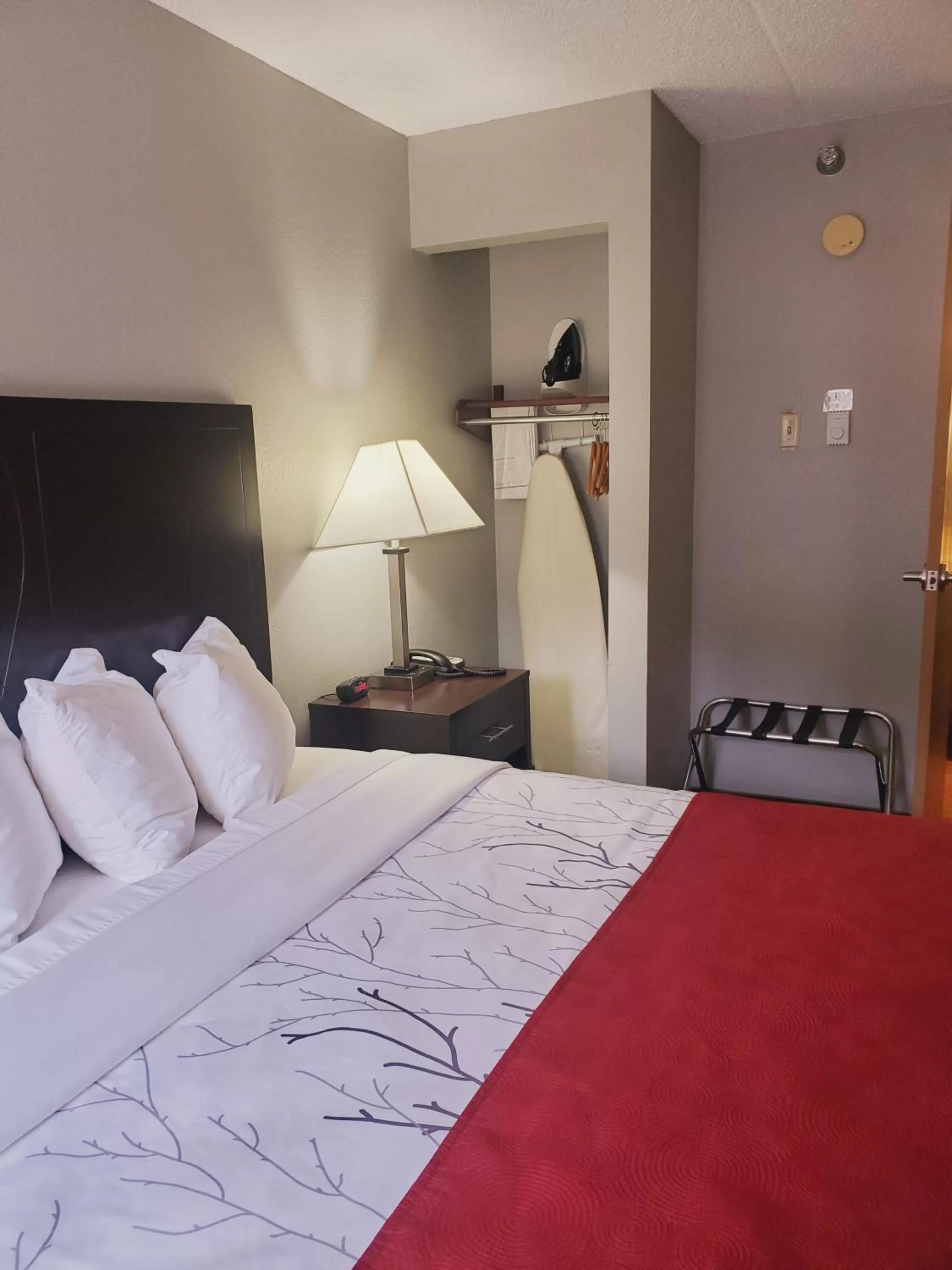 Bed in Blackstone Lodge and Suites