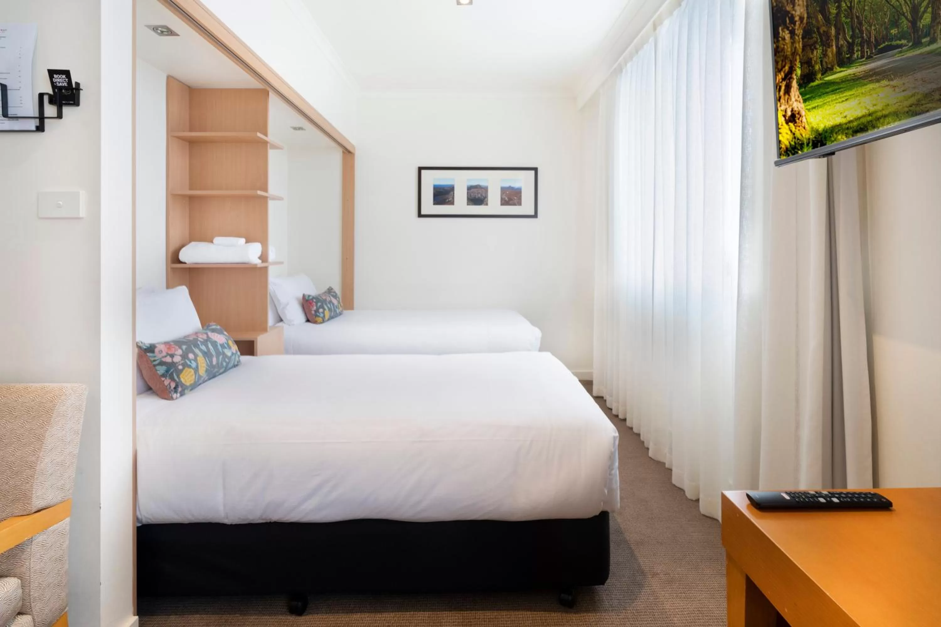 Bed in Nightelier Devonport Gateway Hotel