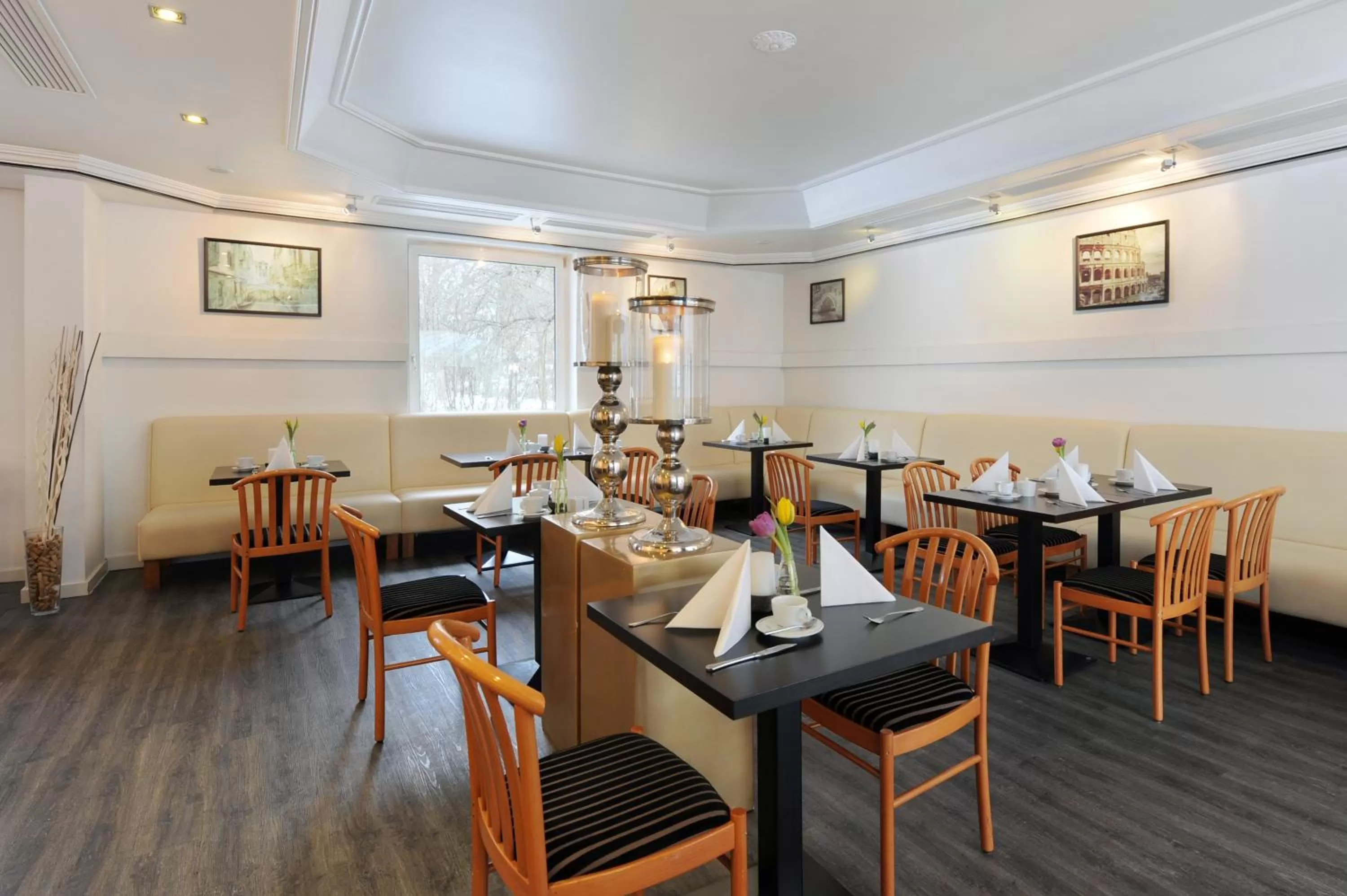 Restaurant/places to eat in Ambassador Parkhotel