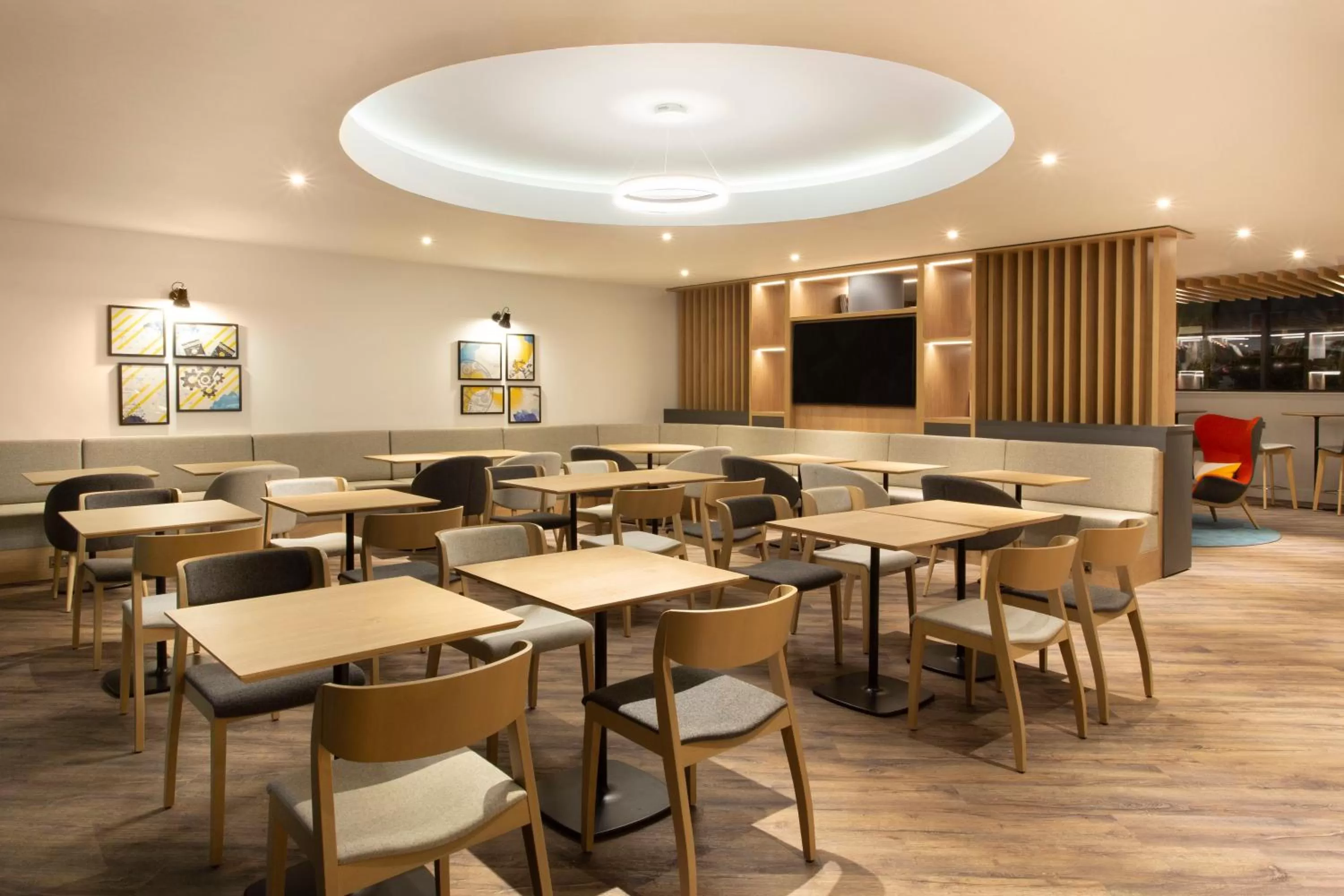 Restaurant/places to eat in Holiday Inn Express Cheltenham Town Centre by IHG