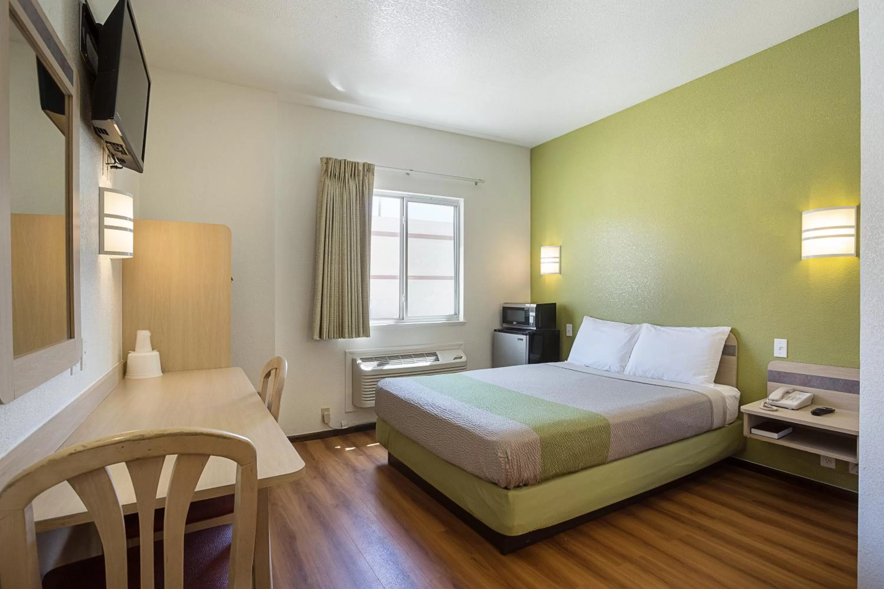 Bedroom, Bed in Lakeside Inn Lake Havasu City