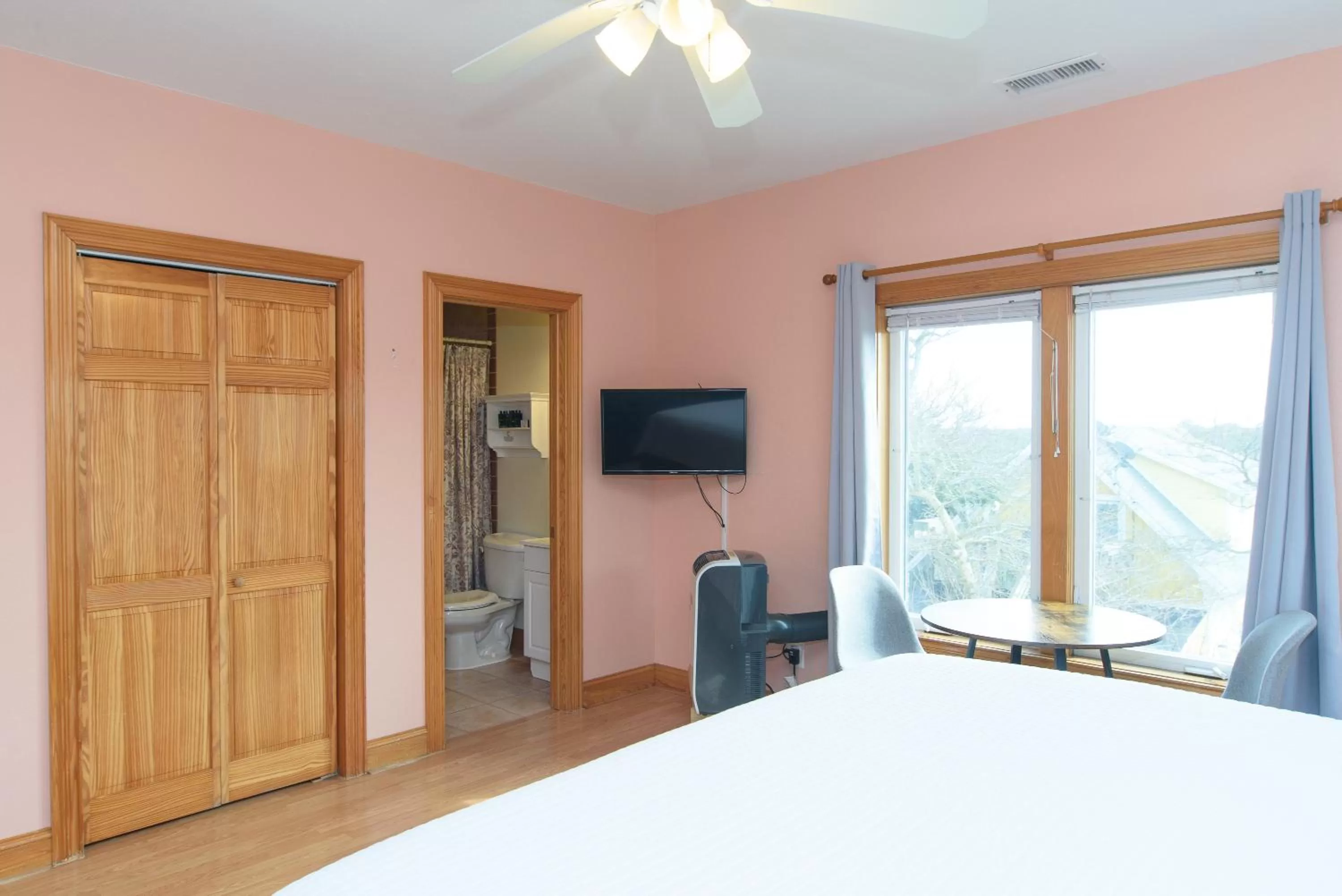 Bed in The Inn on Pamlico Sound