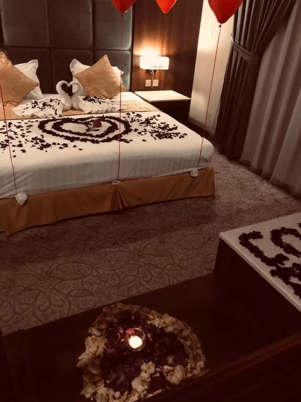 Facade/entrance, Bed in Qasr Rayana Aparthotel