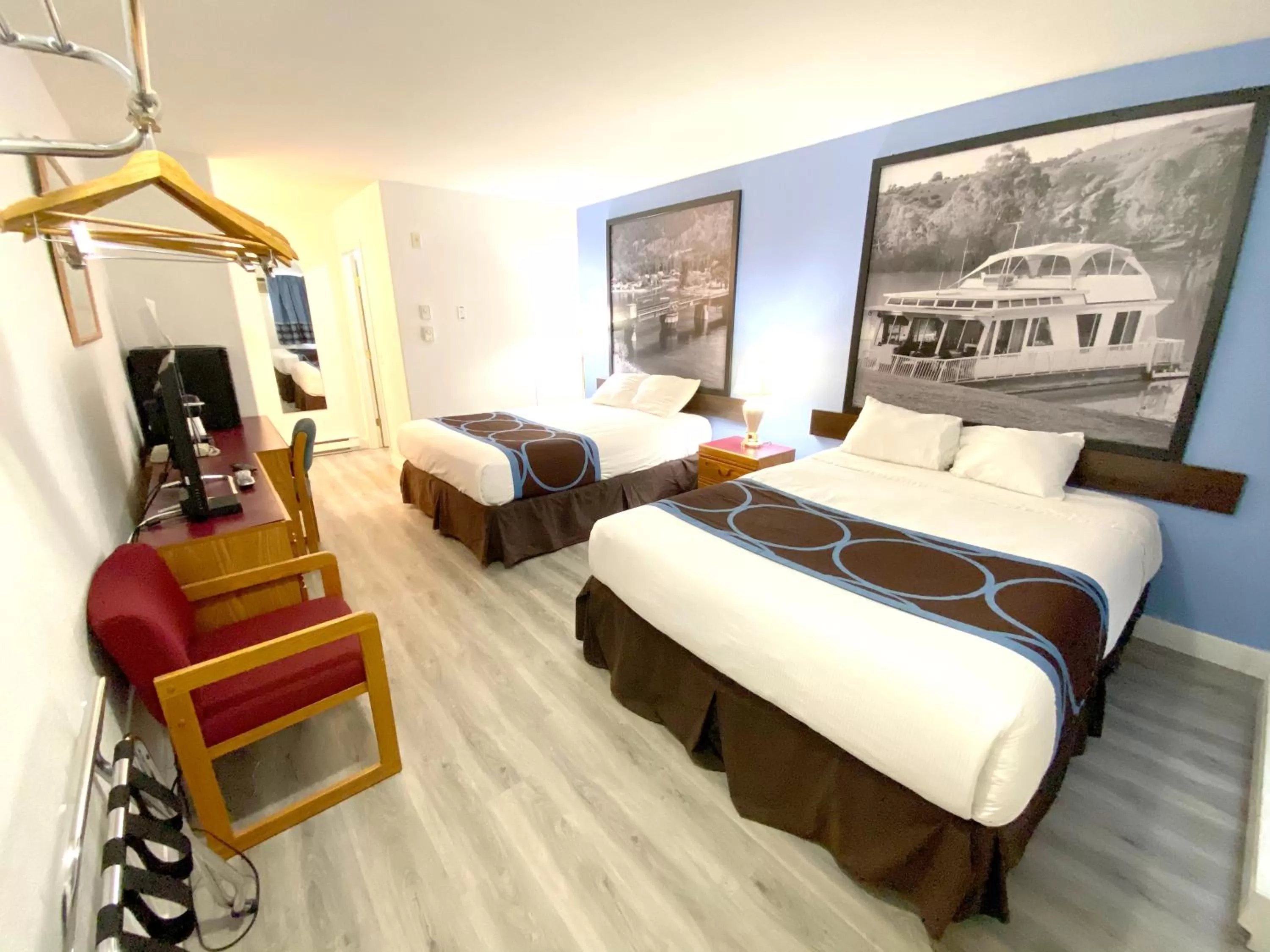 Bed in Super 8 by Wyndham Sicamous