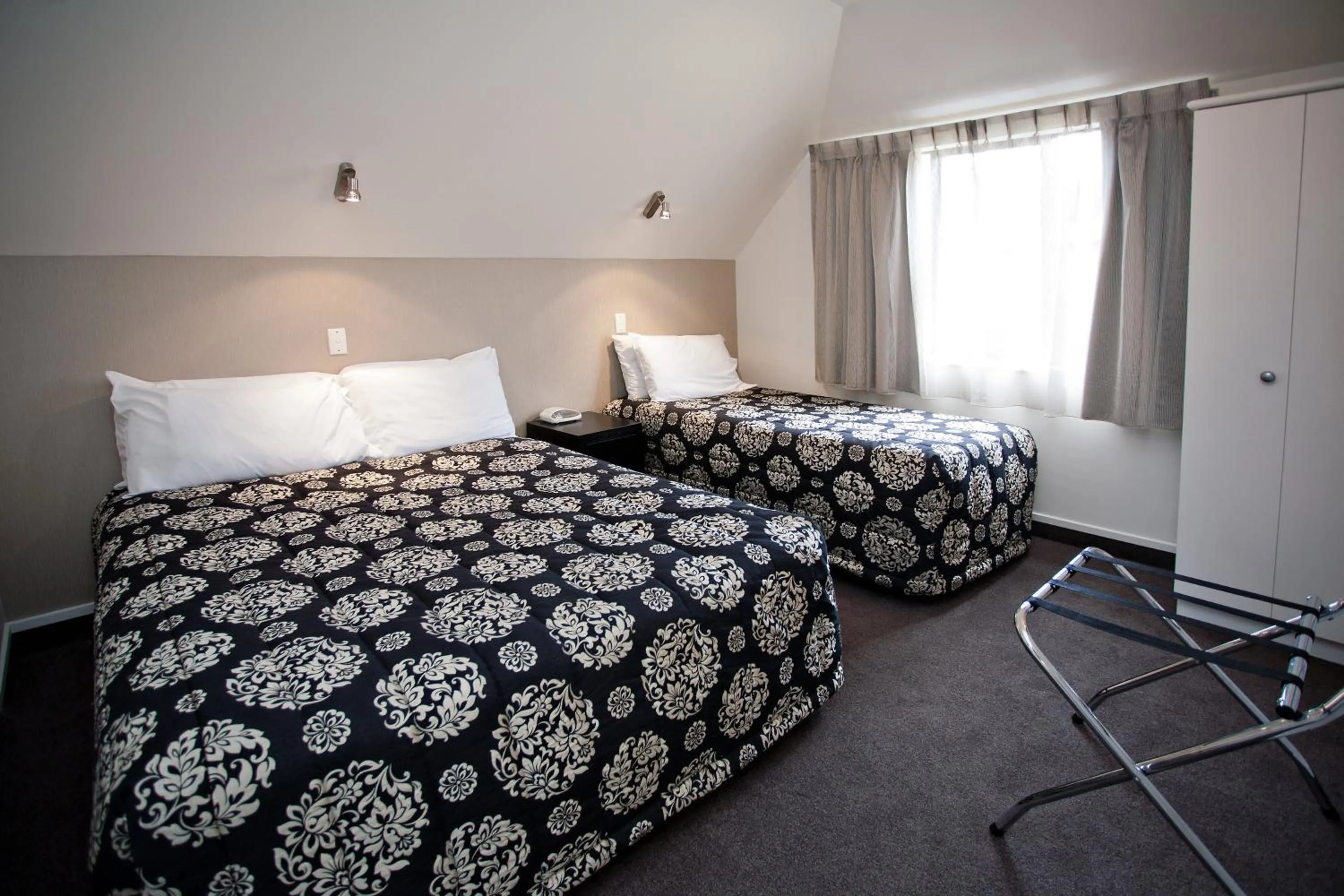 Bedroom, Bed in Cable Court Motel