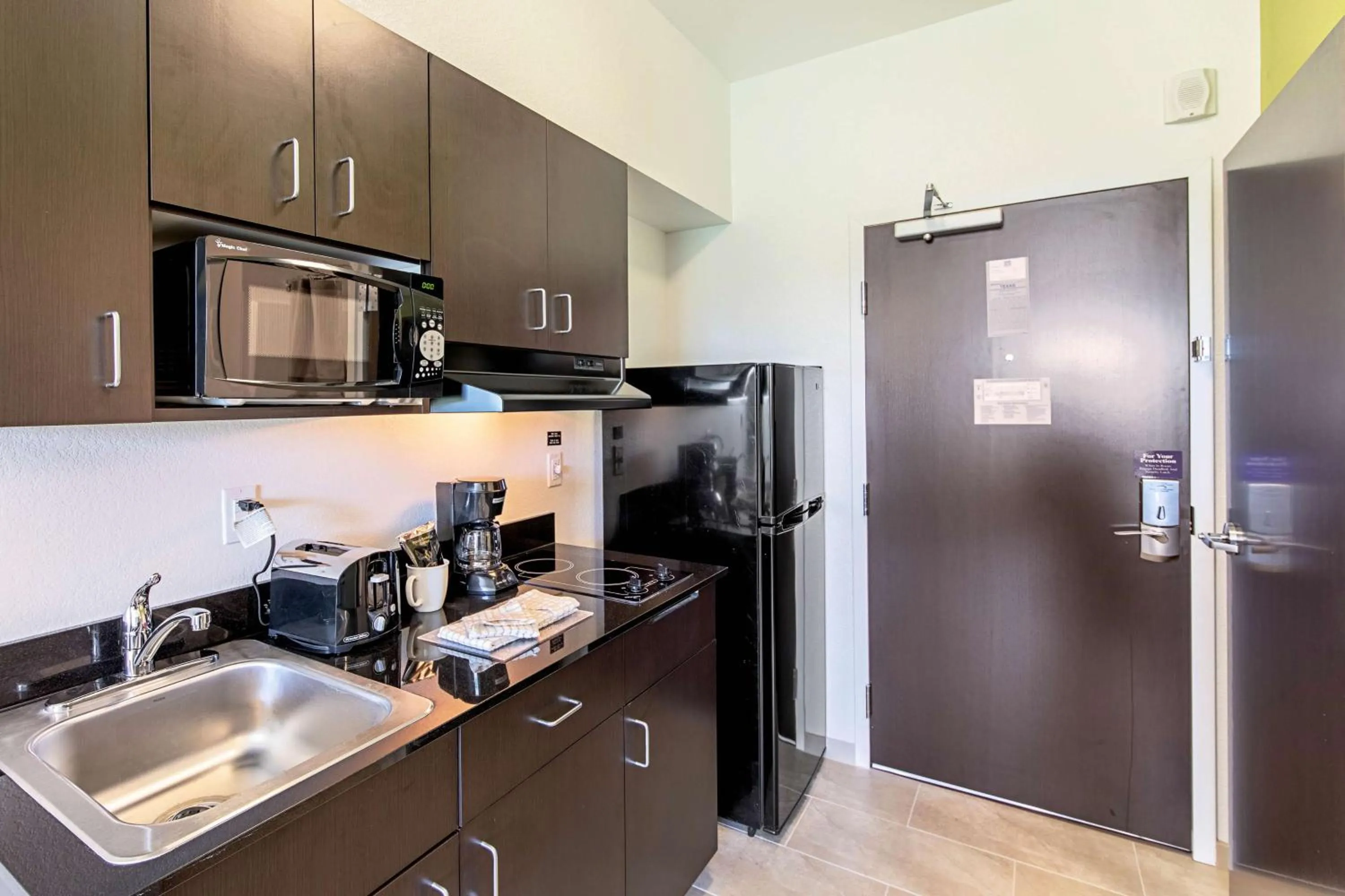 Photo of the whole room in Studio 6 Austin Airport