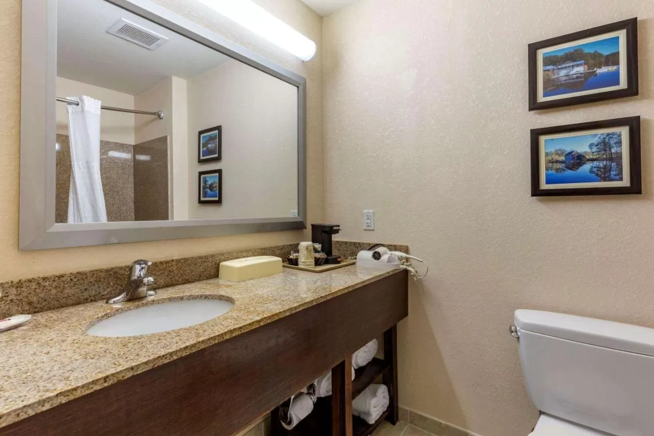 Bathroom in Comfort Inn Fayetteville I-95