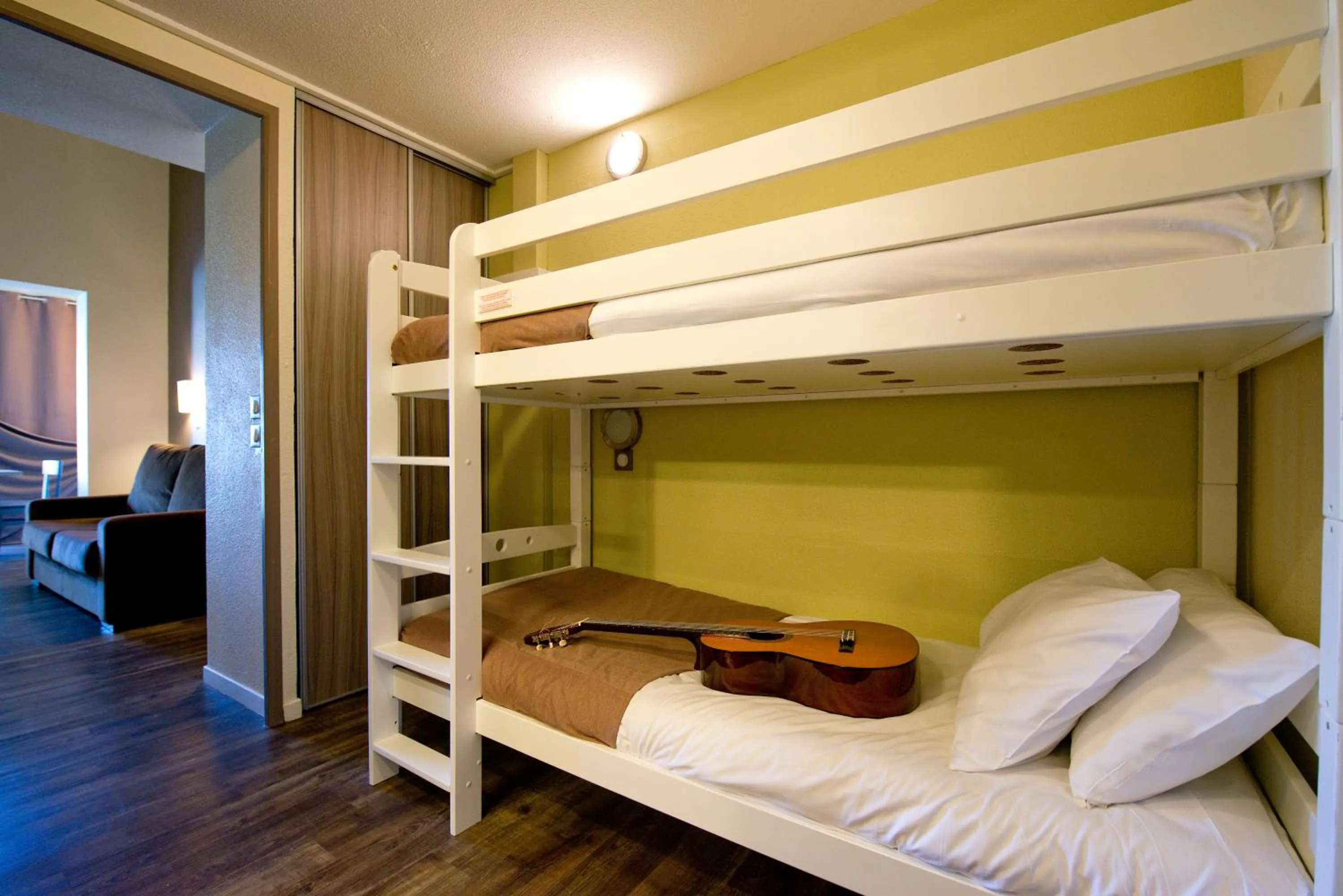 bunk bed, Bed in SOWELL Family Les Amandiers