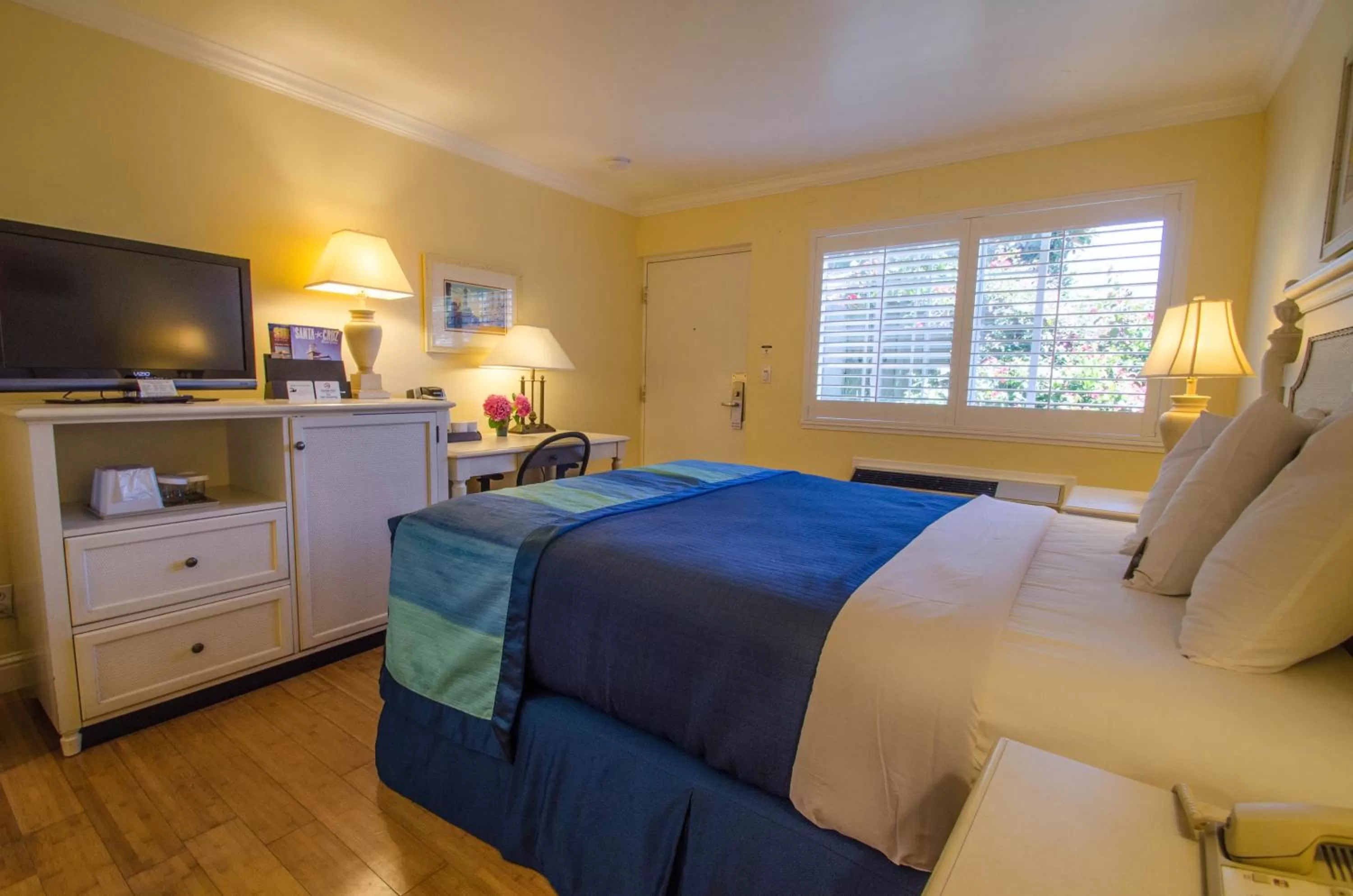 Photo of the whole room, Bed in Continental Inn