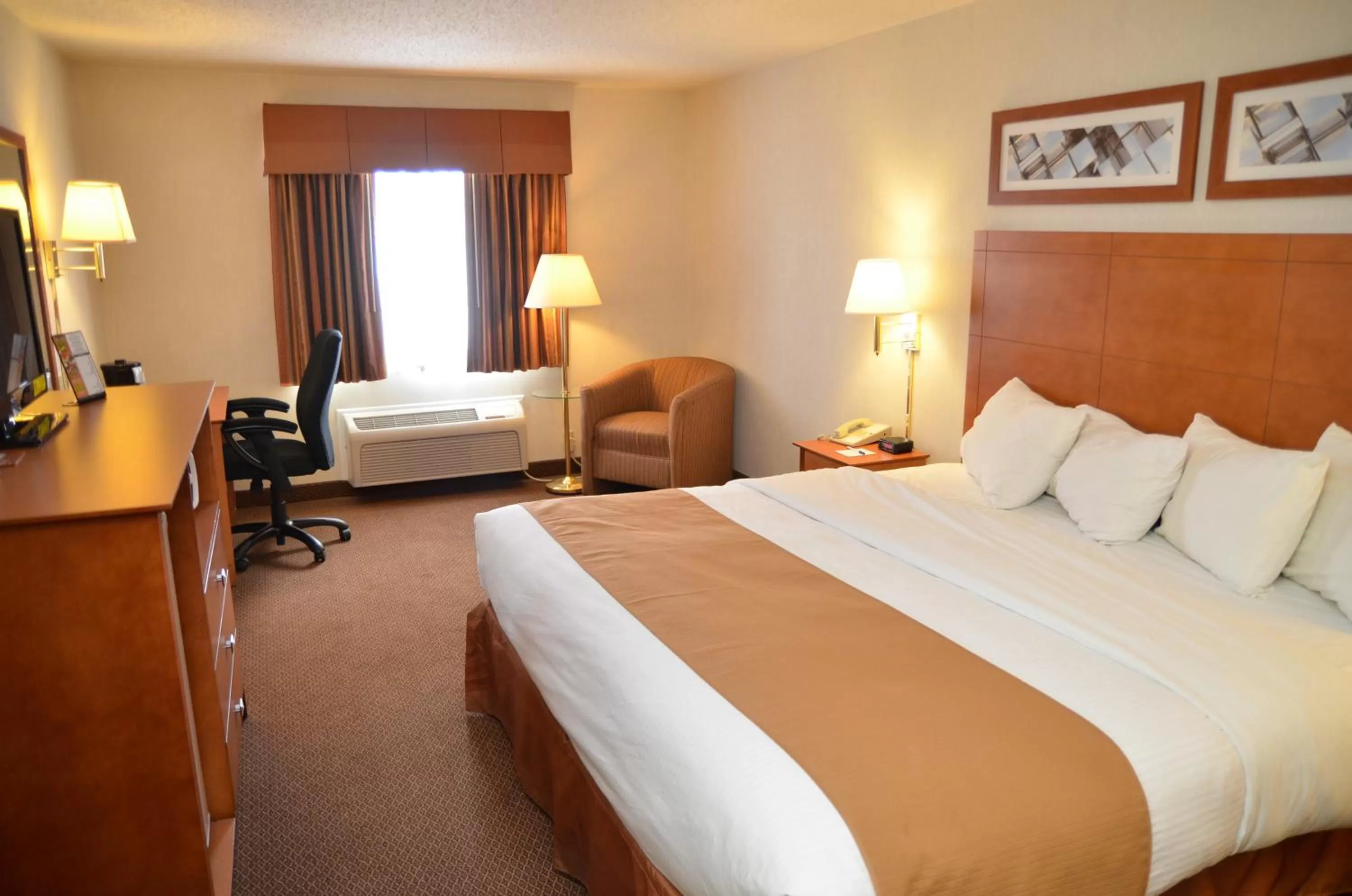 Bathroom, Bed in Baymont by Wyndham Port Huron