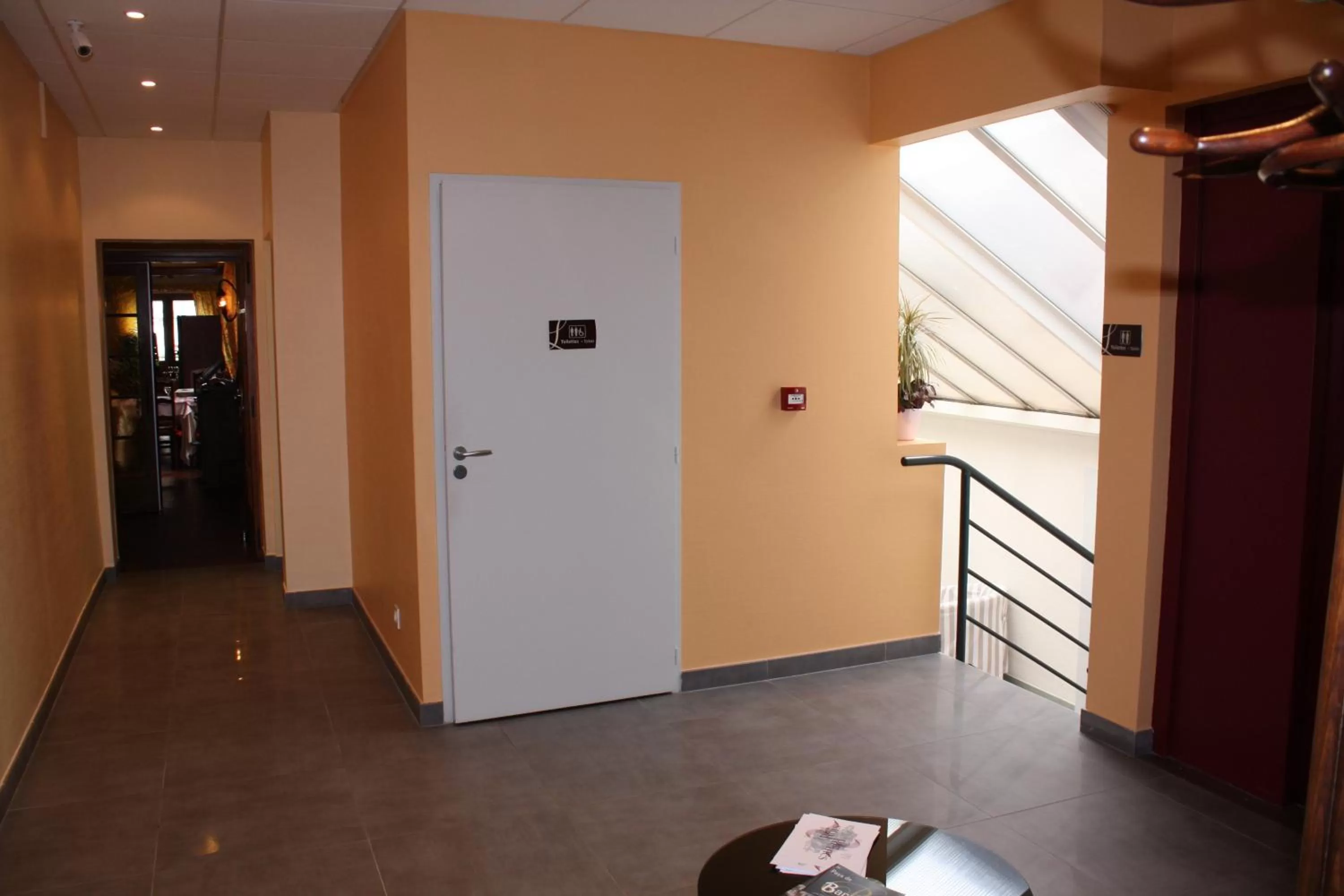 Lobby or reception in Logis Hôtel- Restaurant La Renaissance