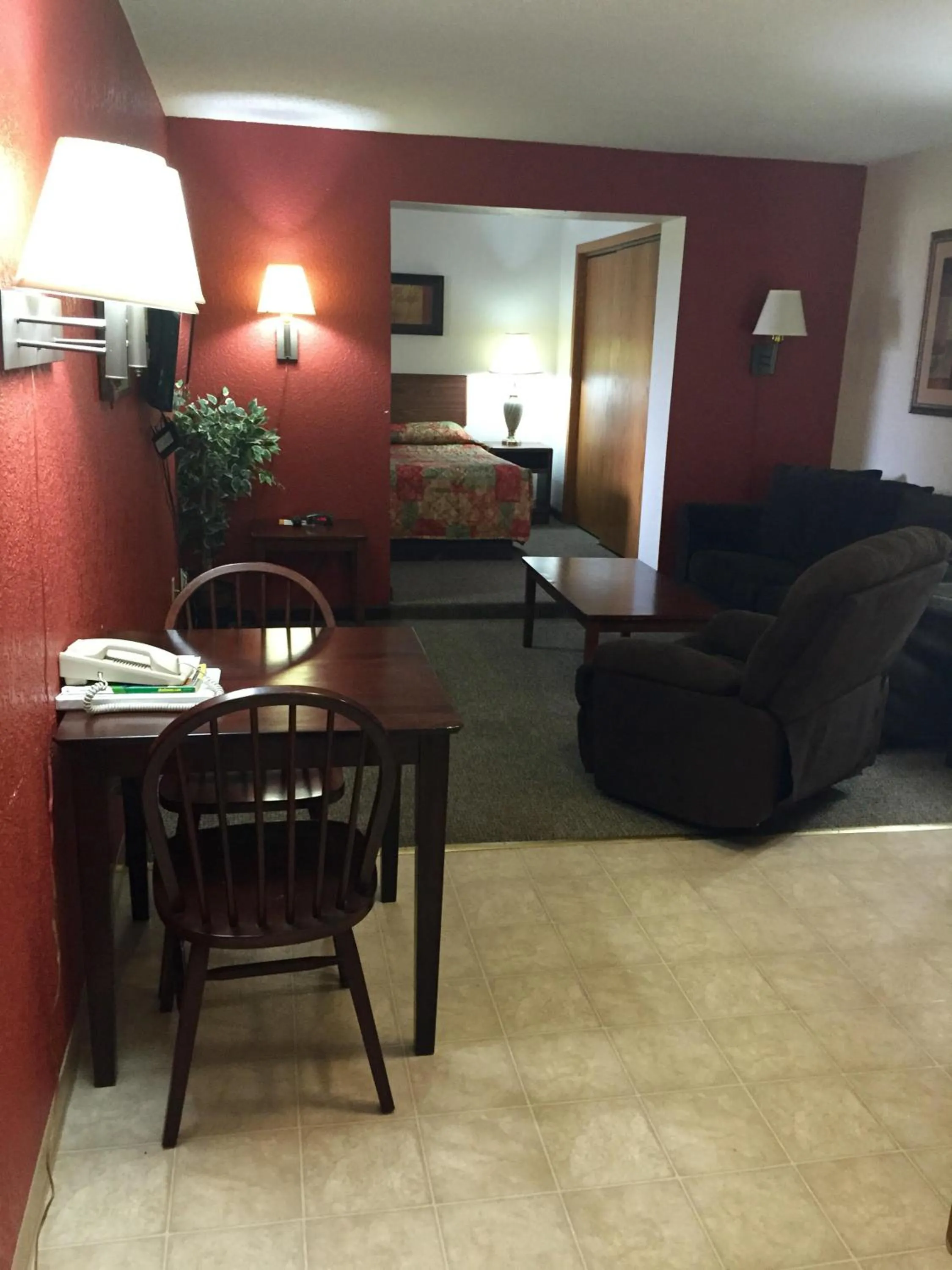 Living room, Seating Area in Americas Best Value Inn Grand Forks