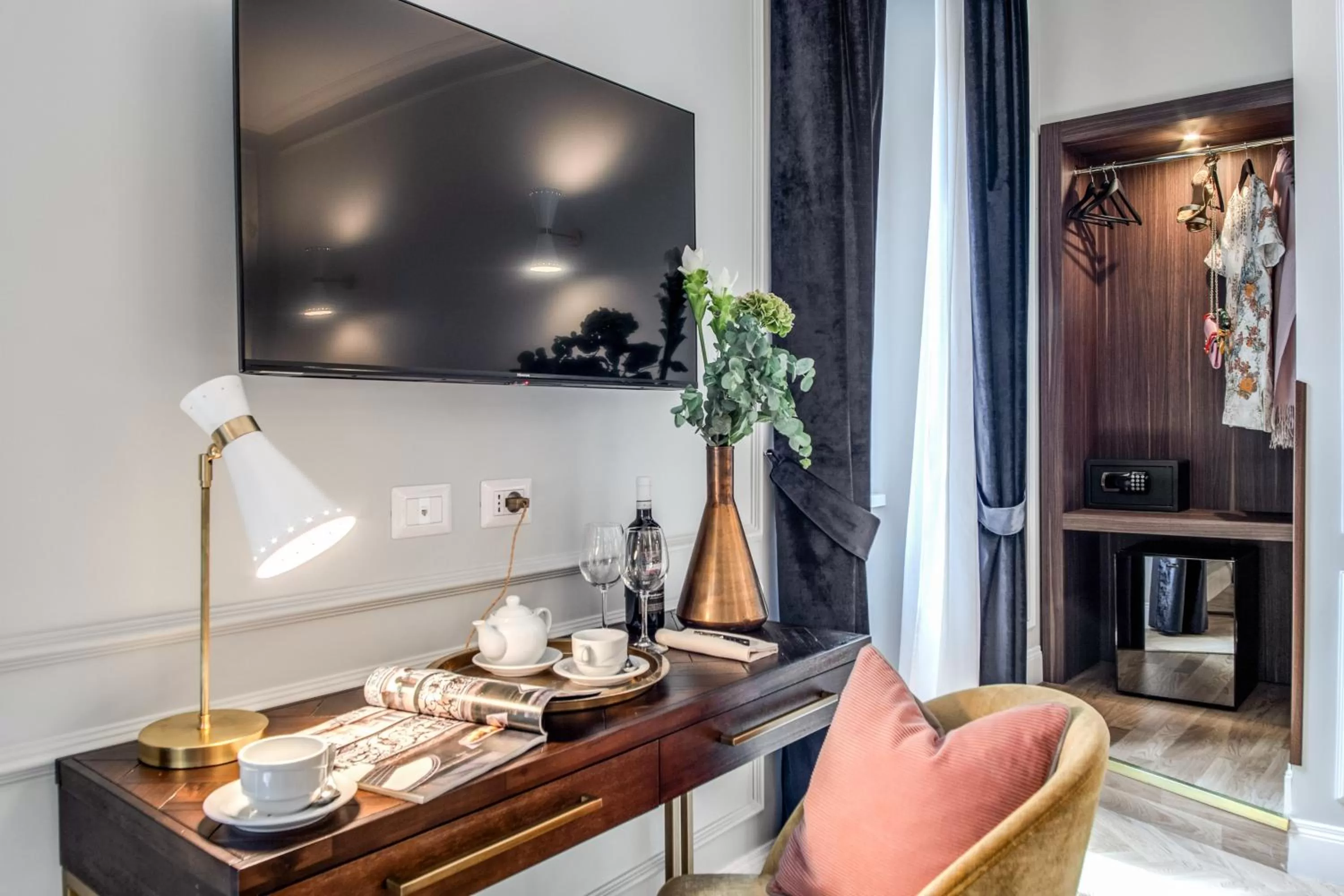 TV and multimedia in Tree Charme Augusto Boutique Hotel